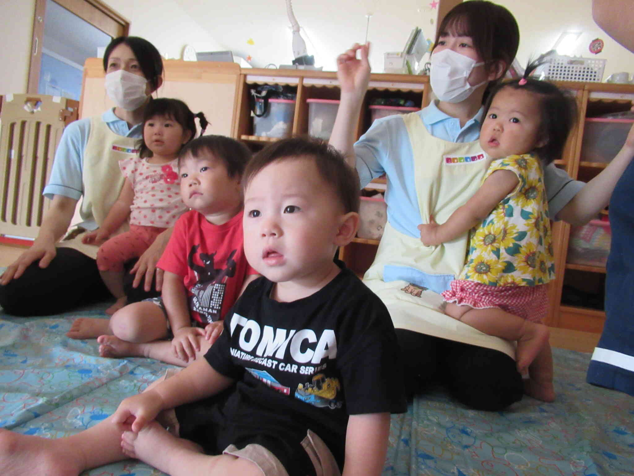 英単語に耳を傾けている1歳児あひる組