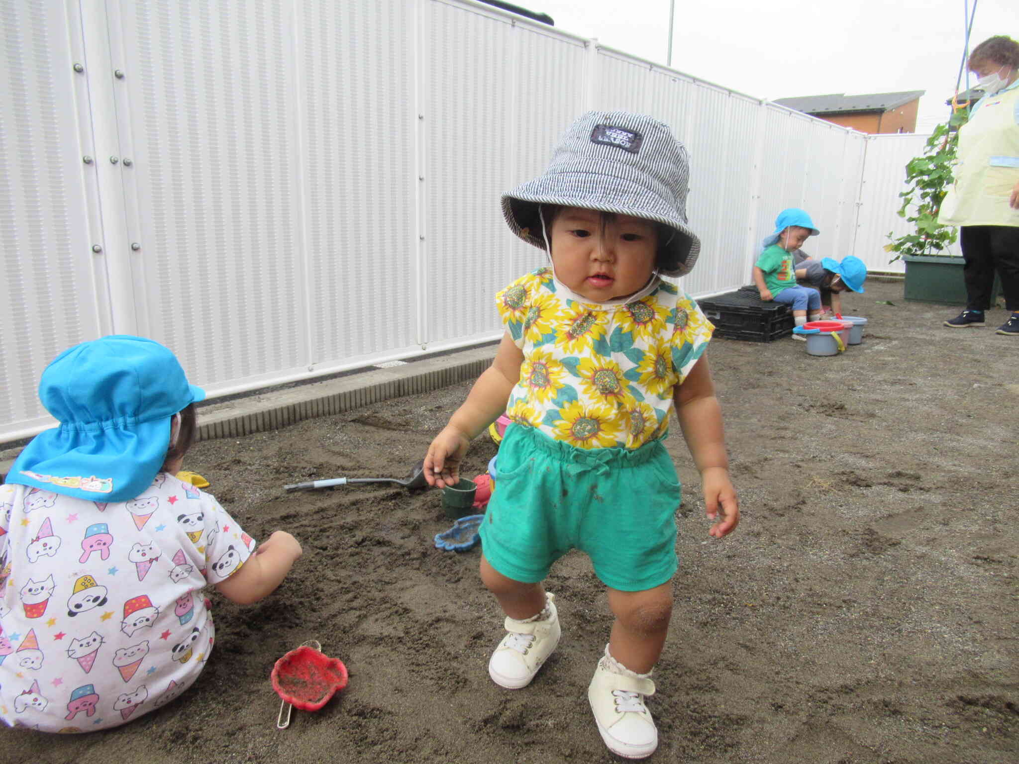 靴を履いて園庭へ∼ひよこ組0歳児∼
