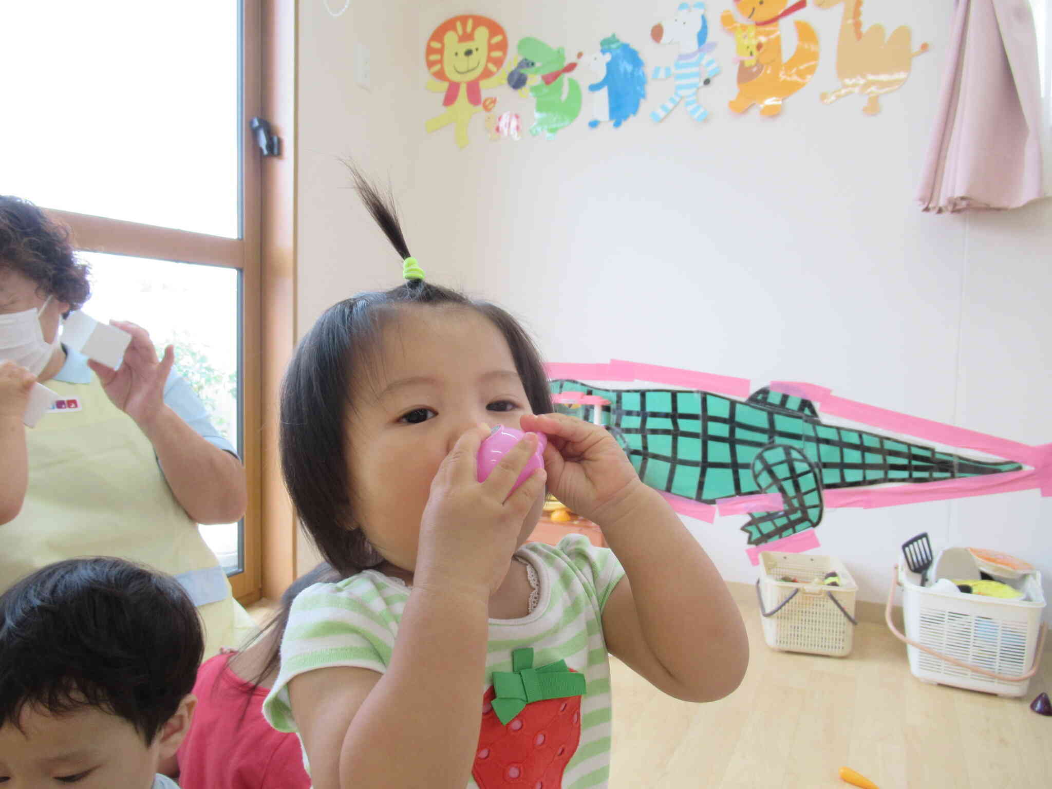 わたしも小さなコップでごくごくごく…。あ～、おいしい！