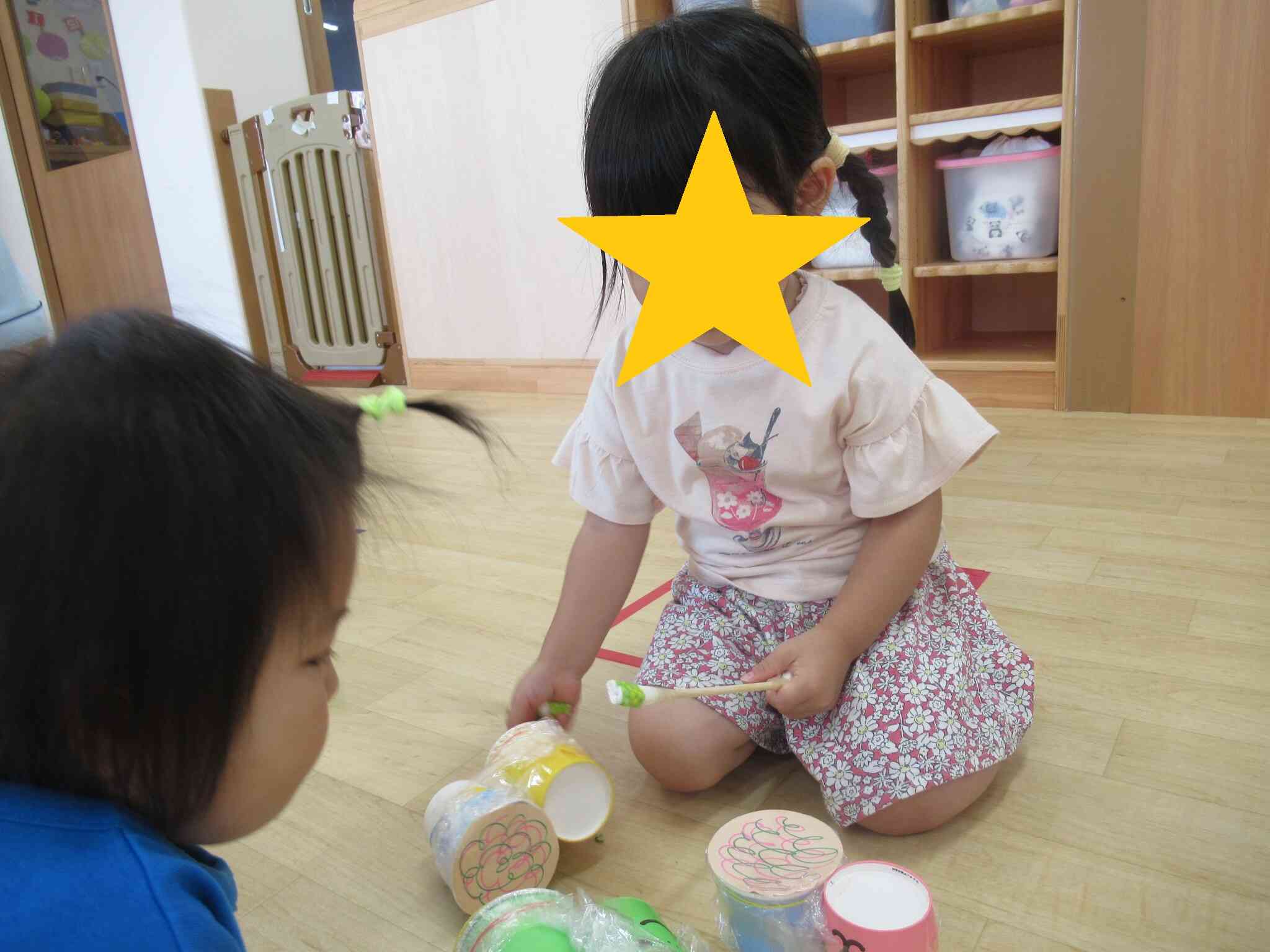 太鼓をいっぱい並べて楽しんでいたうさぎ組（2歳児）のお友達です。
