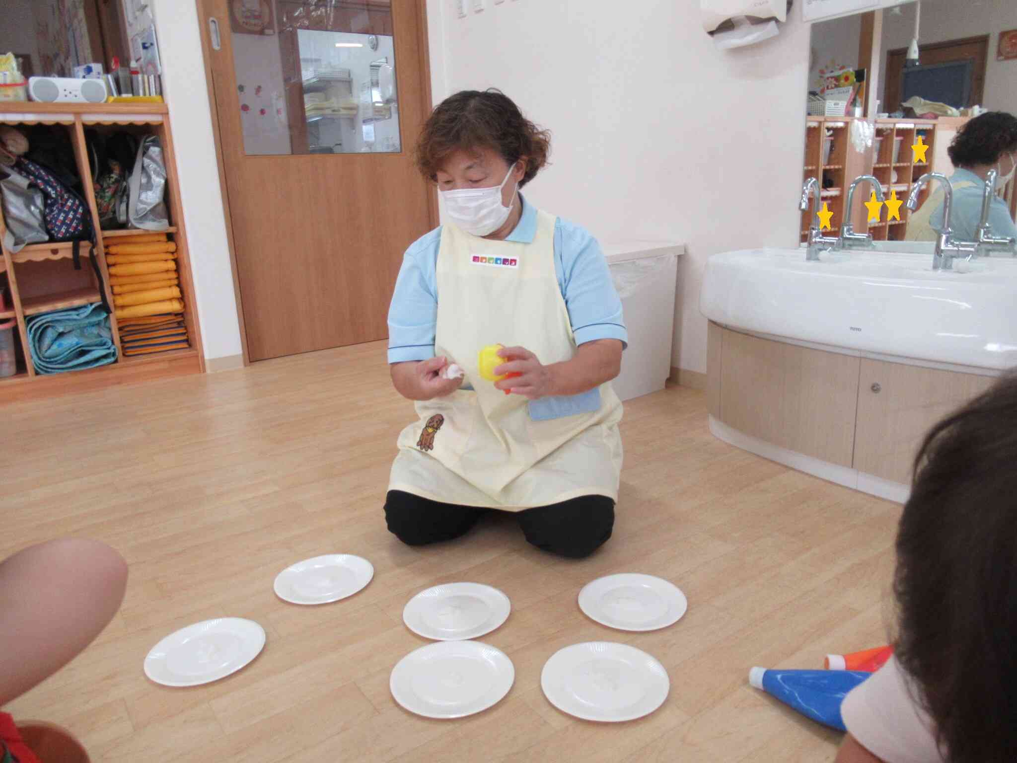 9月の製作の様子～あひる組(1歳児）
