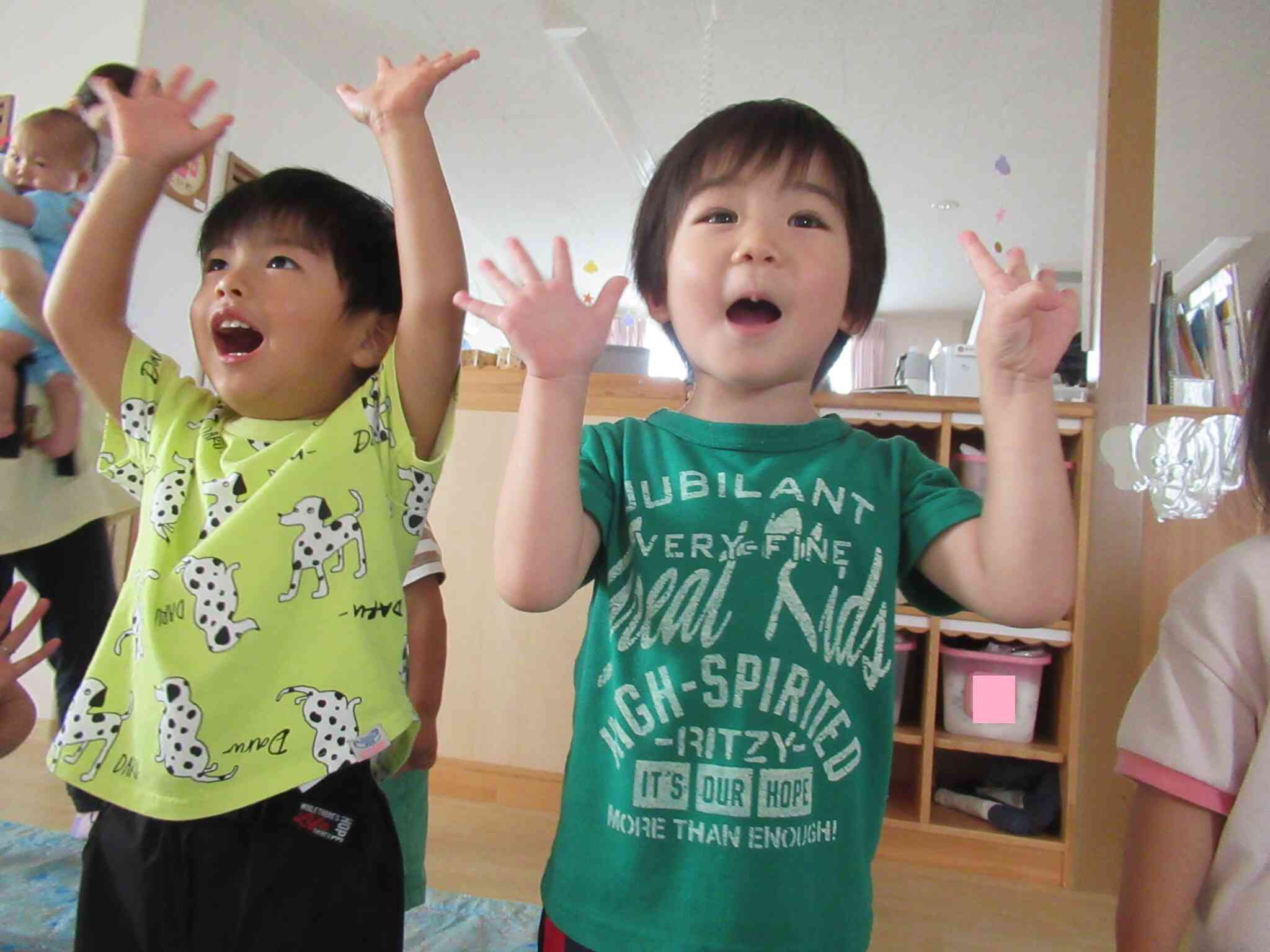 馴染みのある歌に合わせて上手に踊ります