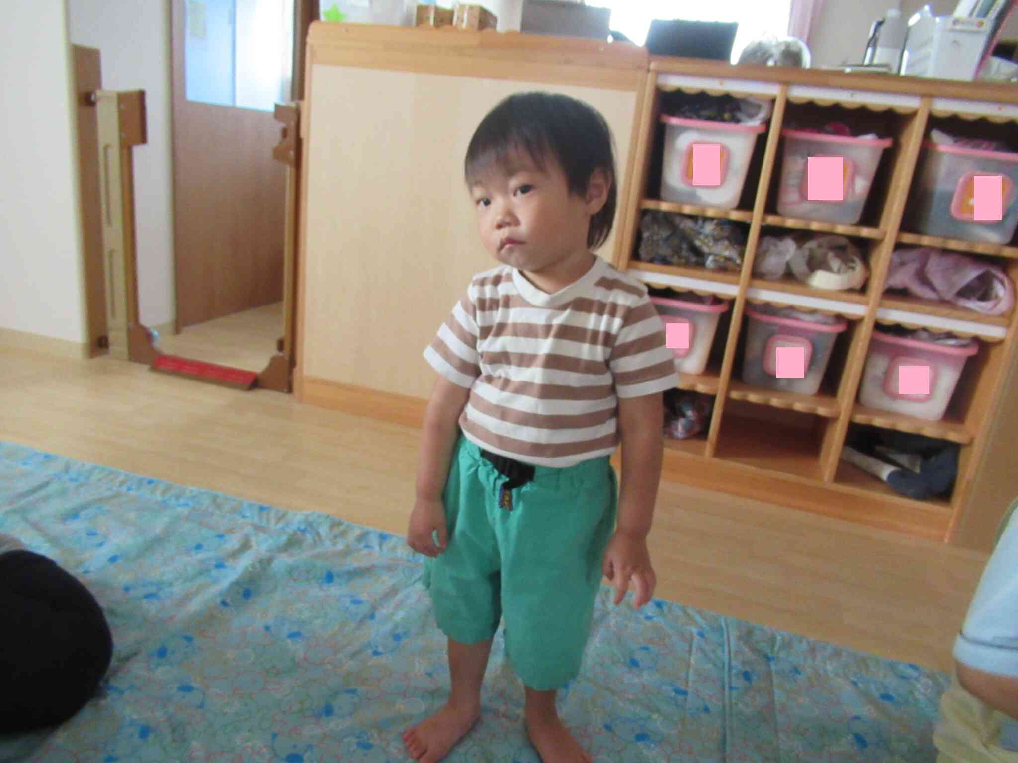 真剣な表情で声に耳を傾けています