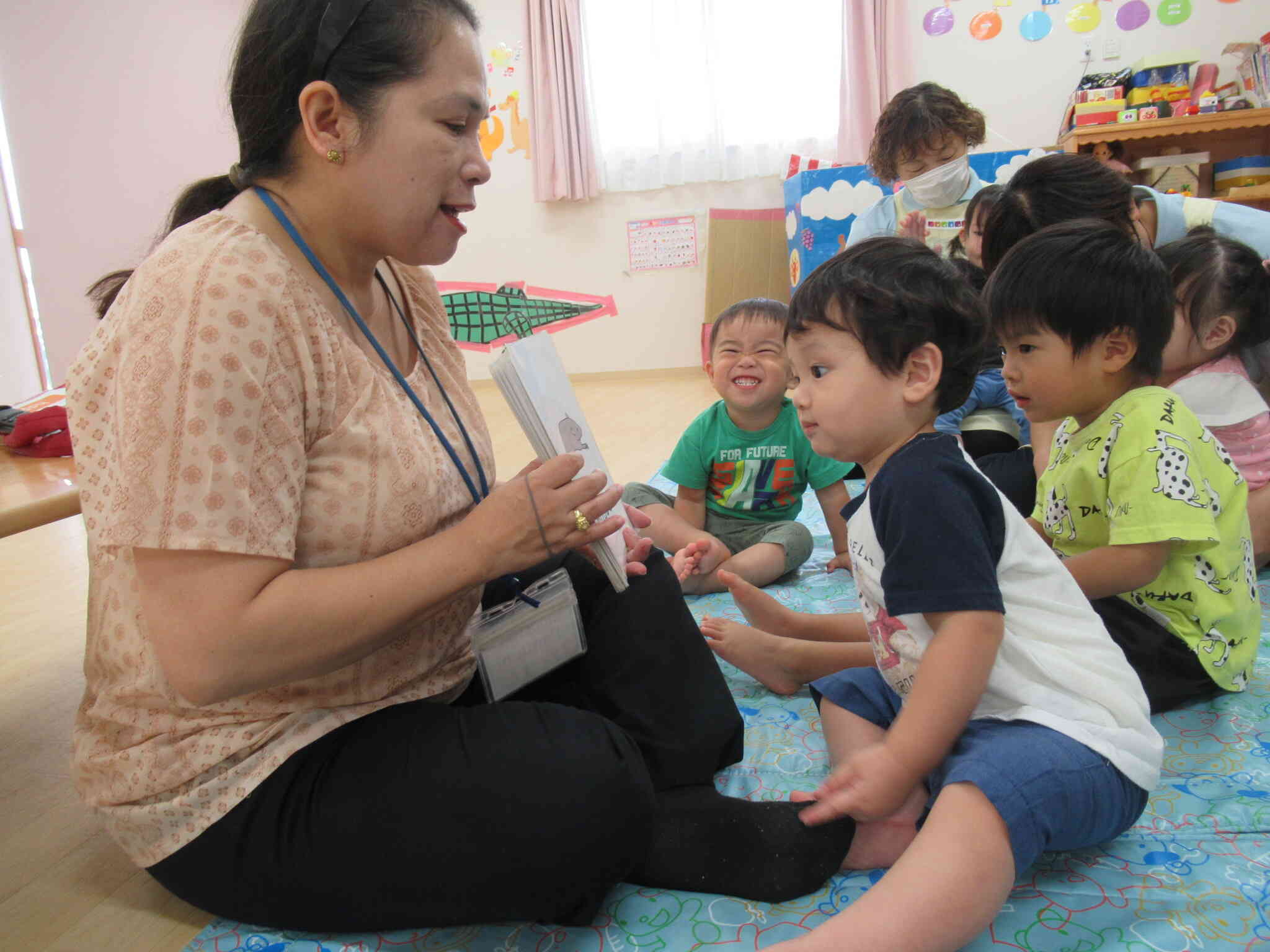 動物のカードに興味津々です