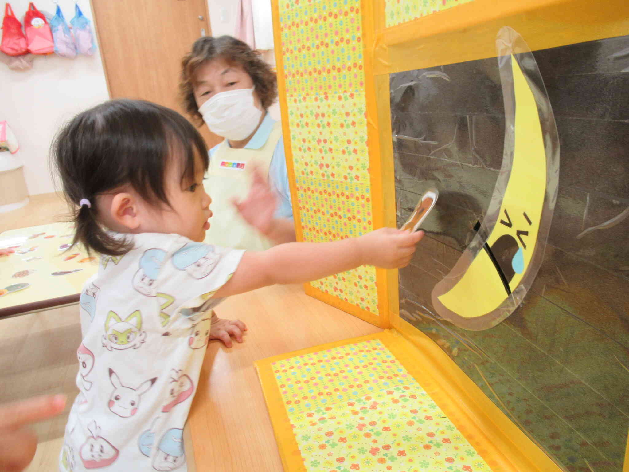 「おつきさま、どーぞ！」「モグモグモグ.。」泣いて喜んでいますね。