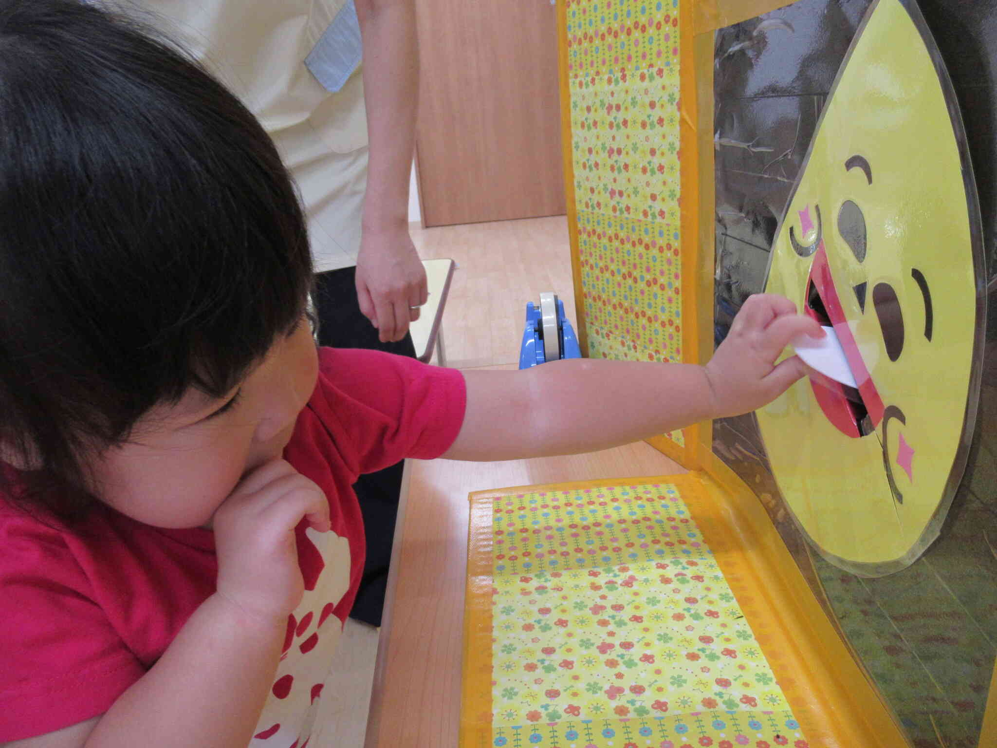 「おつきさまはなにがすきかなぁ」と悩んでおいしい食べ物を選んでいましたよ。