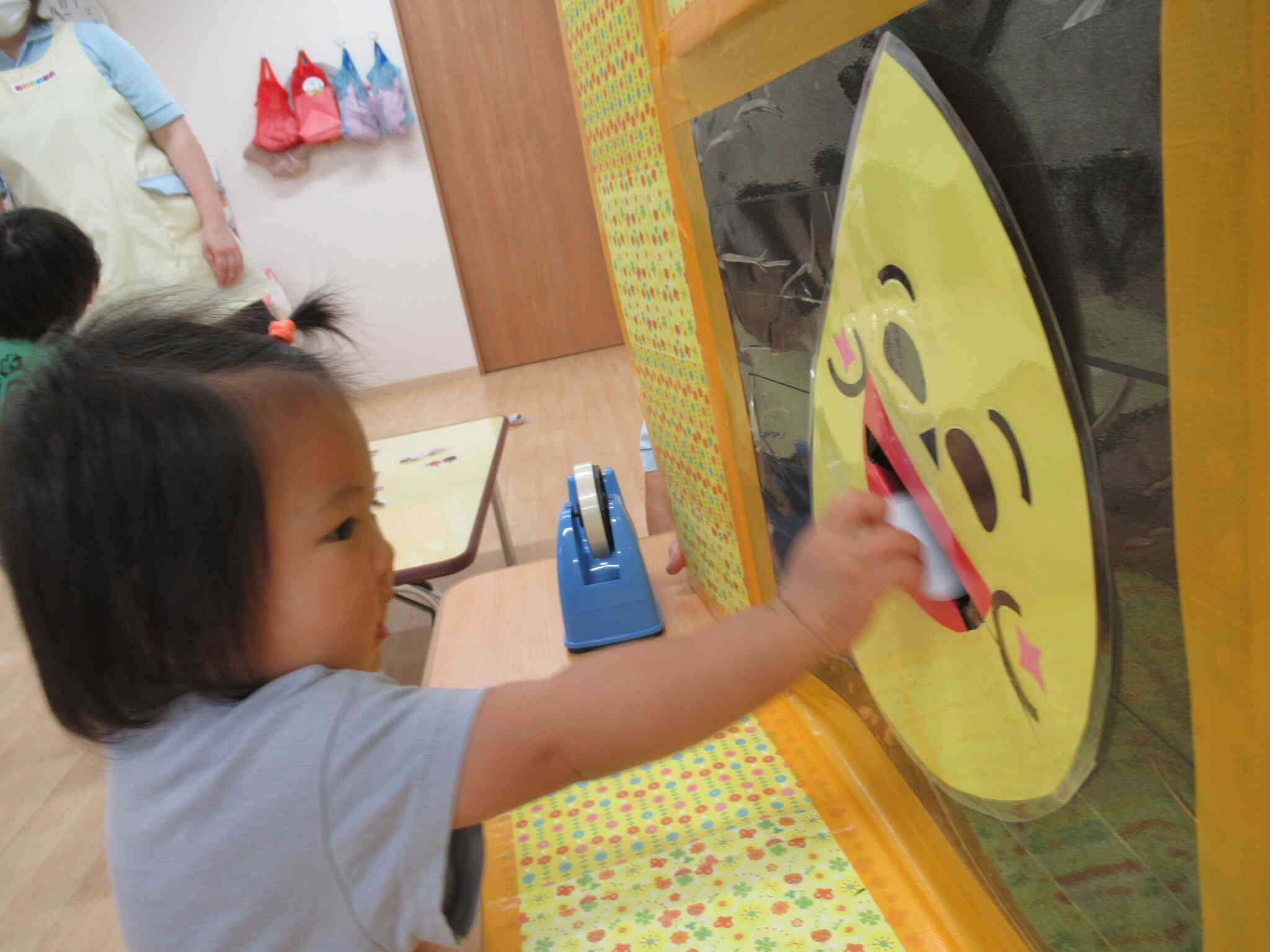 「わたしもおつきさまのおくちにたべさせてあげたかったの」と嬉しそうでした。