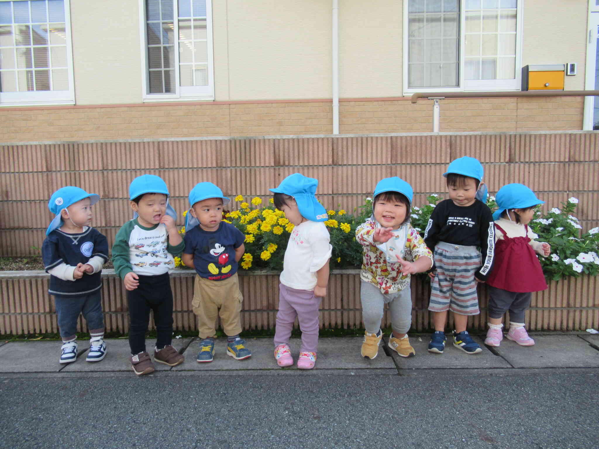 花壇の前でハイチーズ！