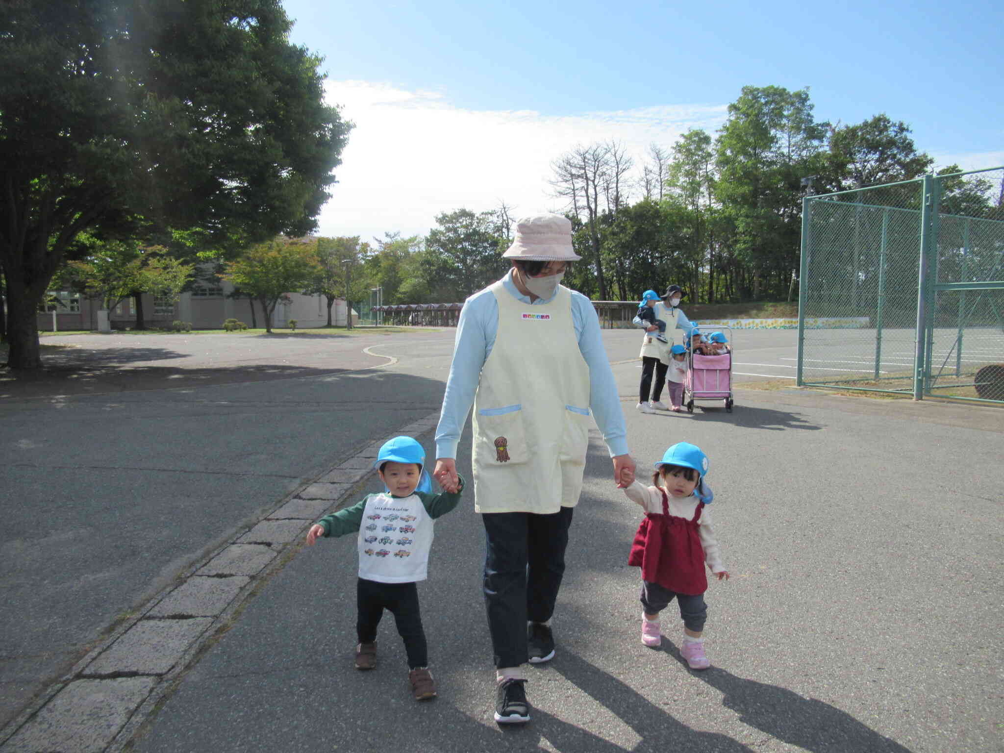 おててつないで散歩楽しいね。