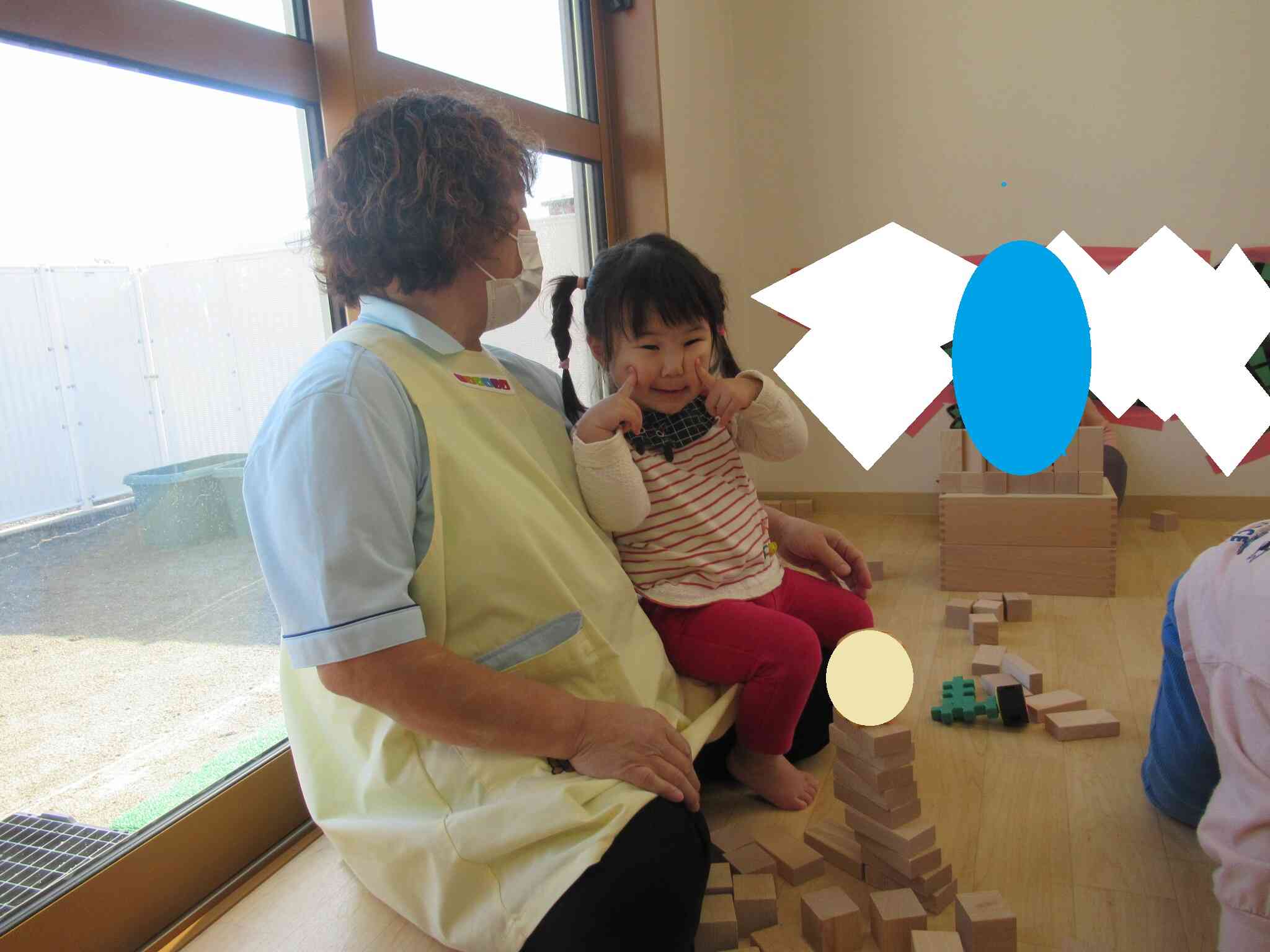 先生に抱っこされて安心して遊んでいます