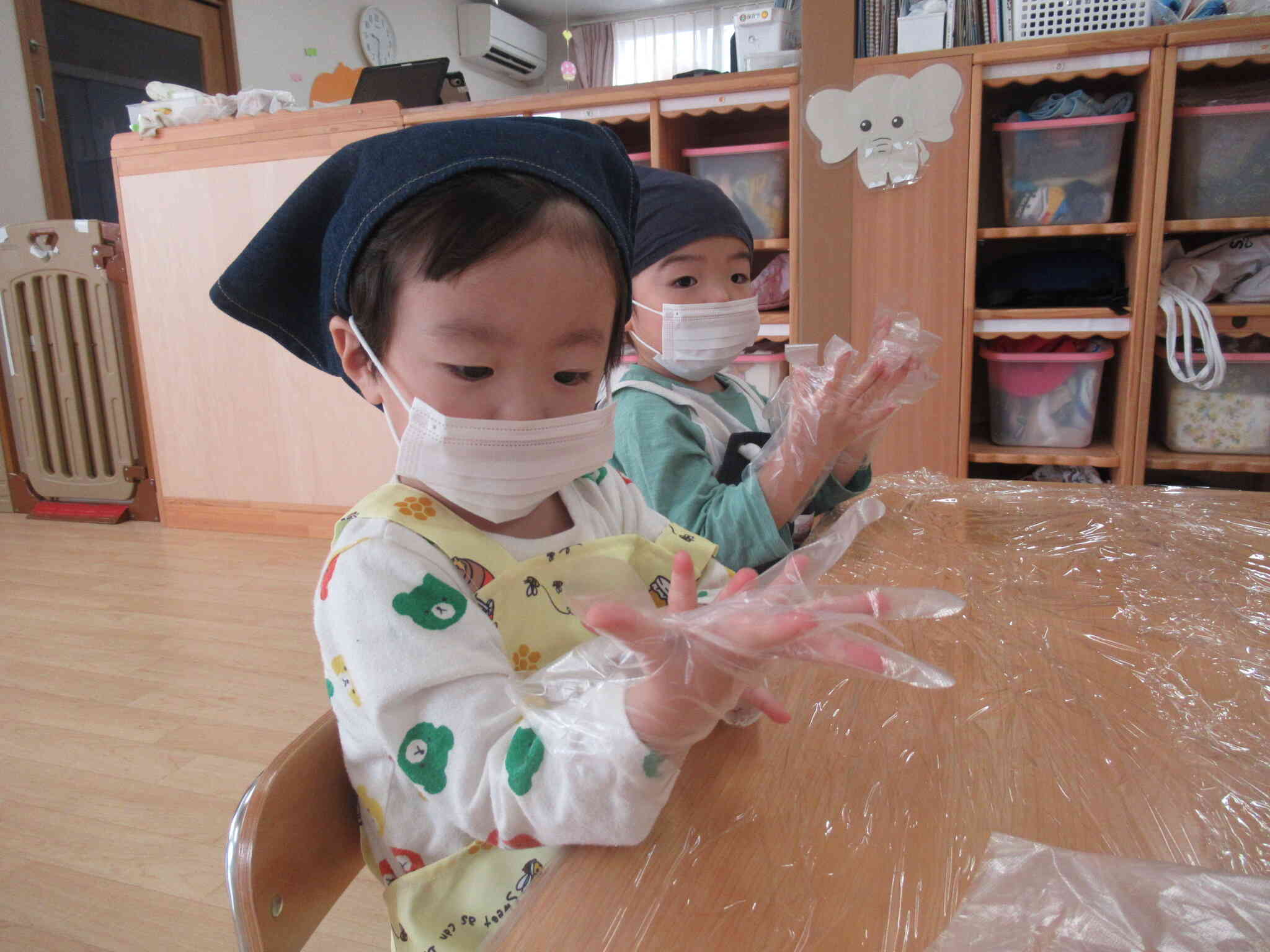 クッキングの時は、マスクと手袋をつけなきゃね。