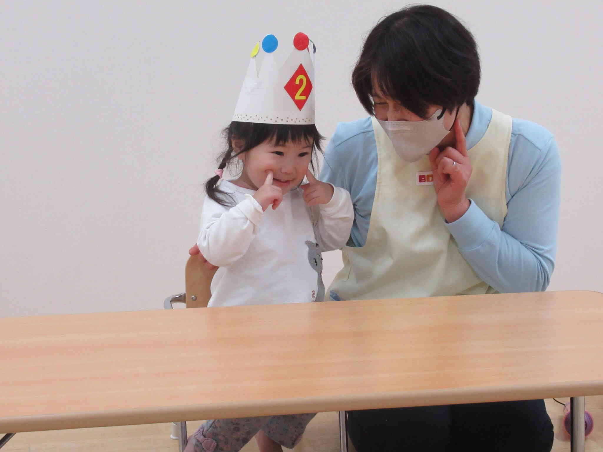 王冠をかぶせてもらってハイチーズ！