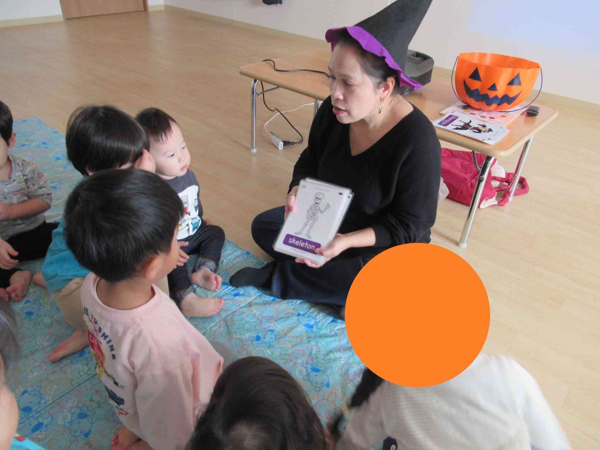 ハロウィンモンスターのカードに興味津々です