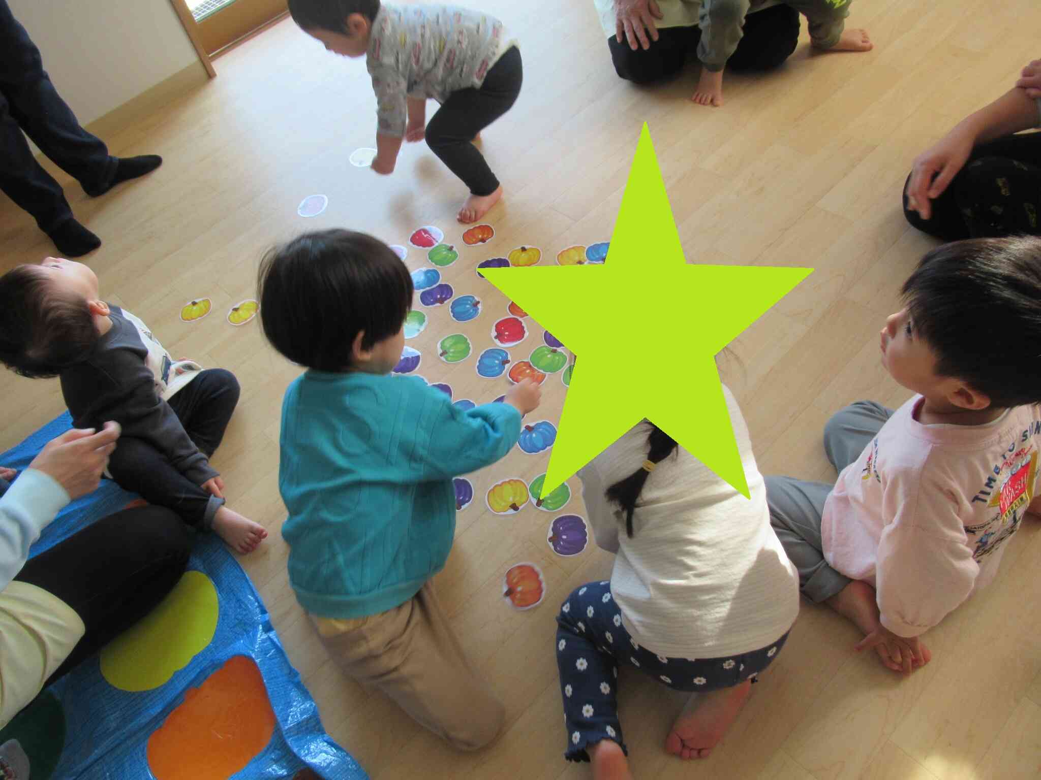 指定された色のカードを取って遊びました