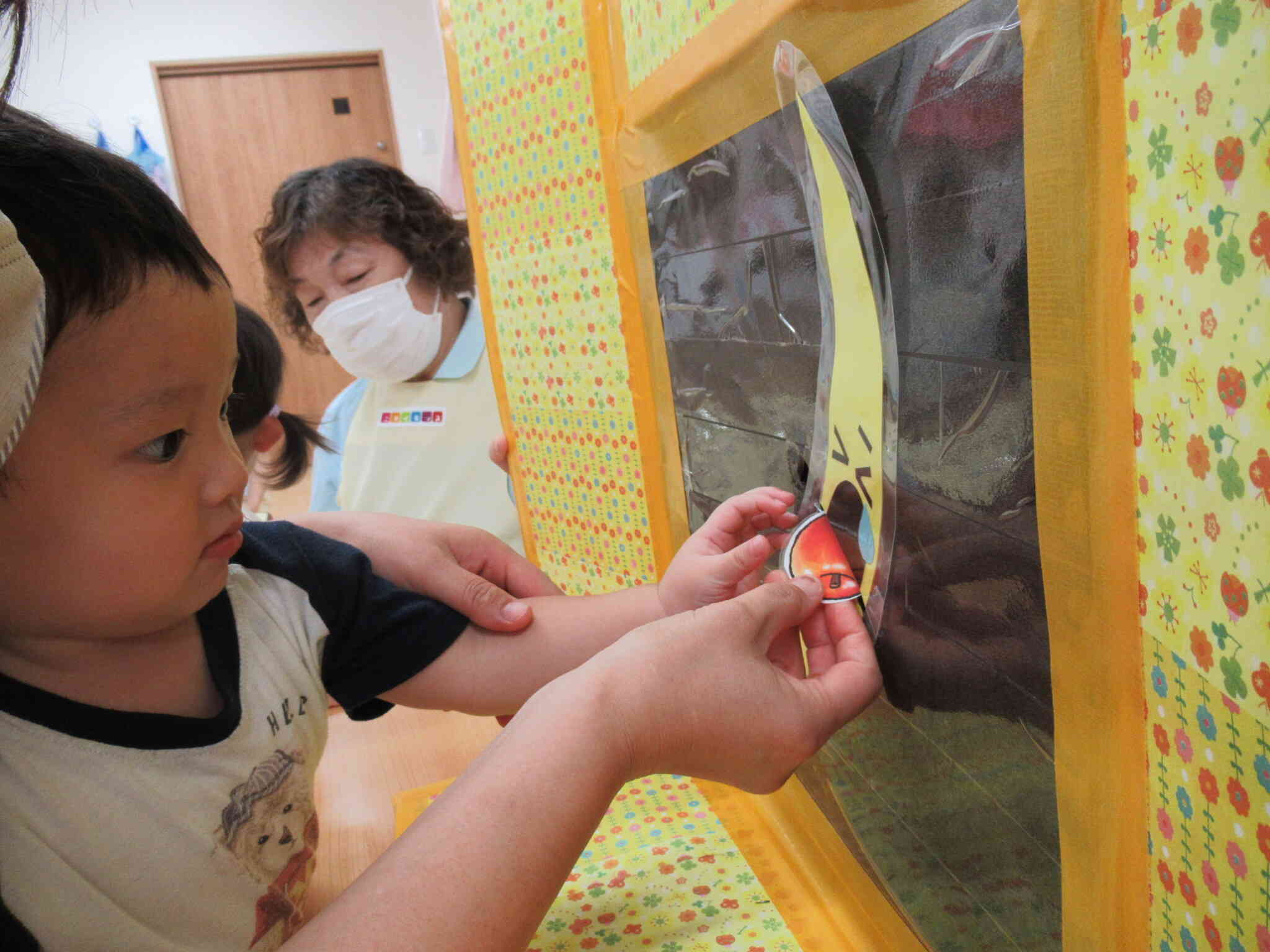 先生と一緒に食べさせてくれました。真剣な表情がかっこいいです。