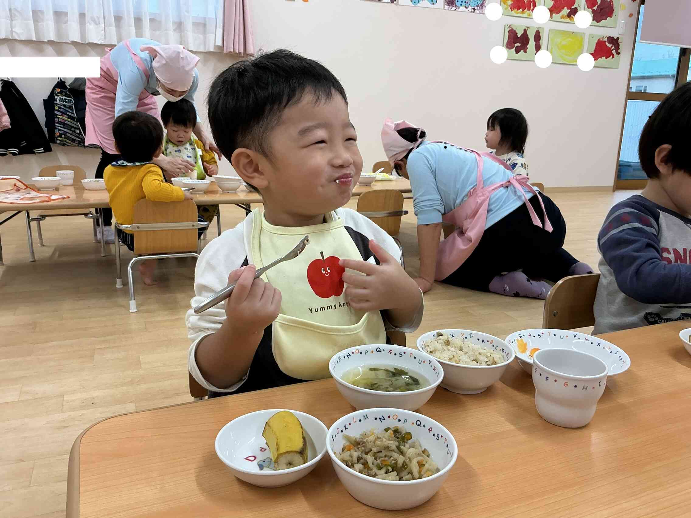 大好きなお魚を食べてにっこり!
