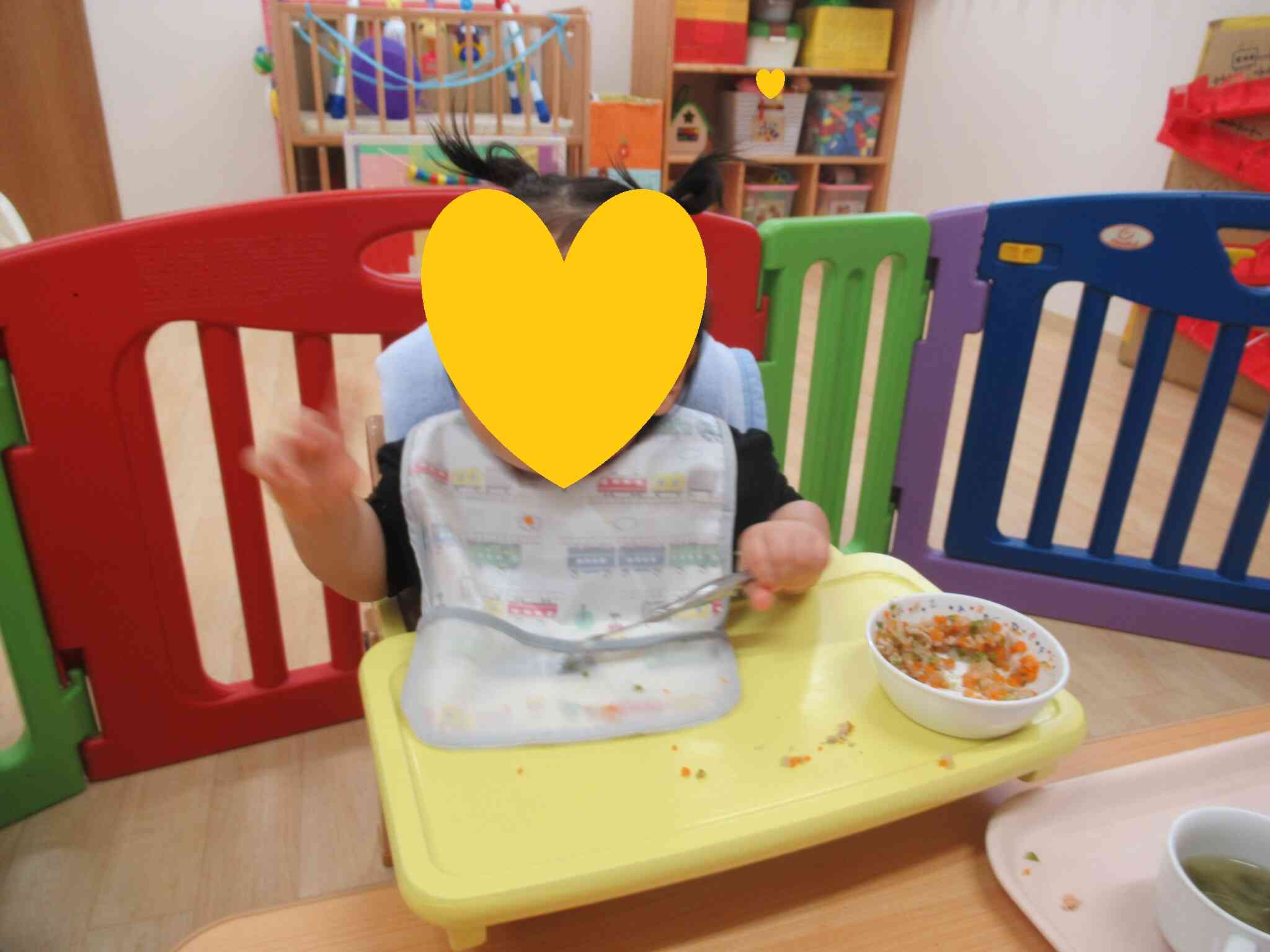 新しいお友達も、少しずつ保育園に慣れていっています。今日は椅子に座って給食を食べることができました!