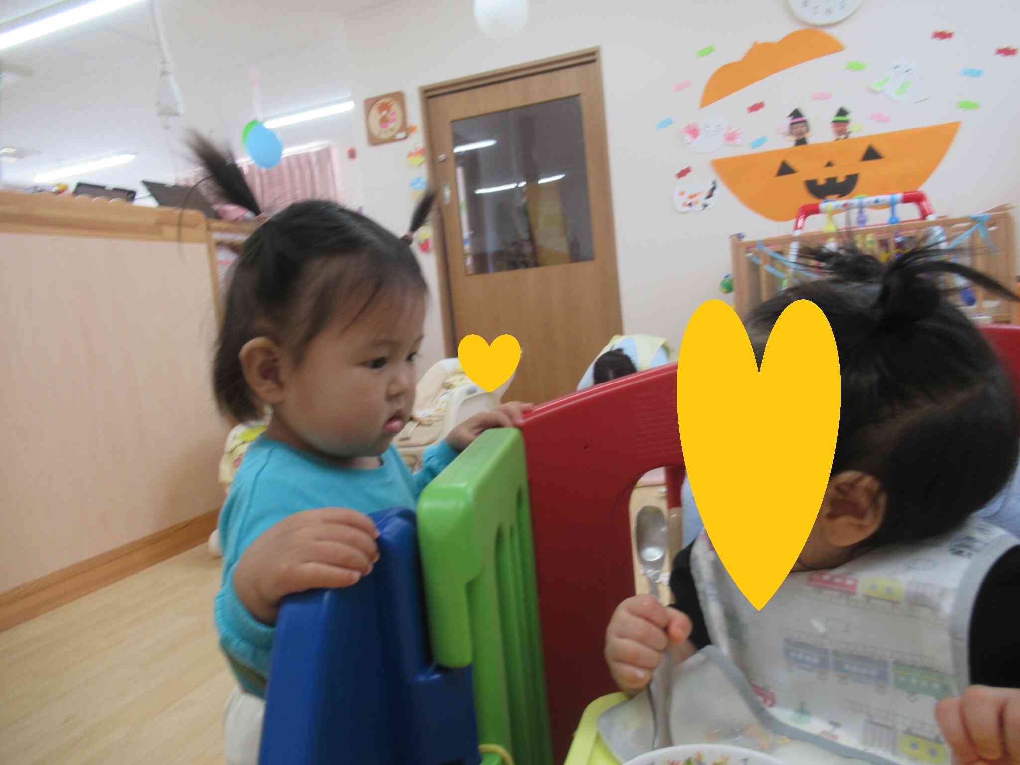 新しいお友達の様子を気にかけて、顔をのぞきこんだり、泣いていると頭をなでたりしてくれたんですよ。