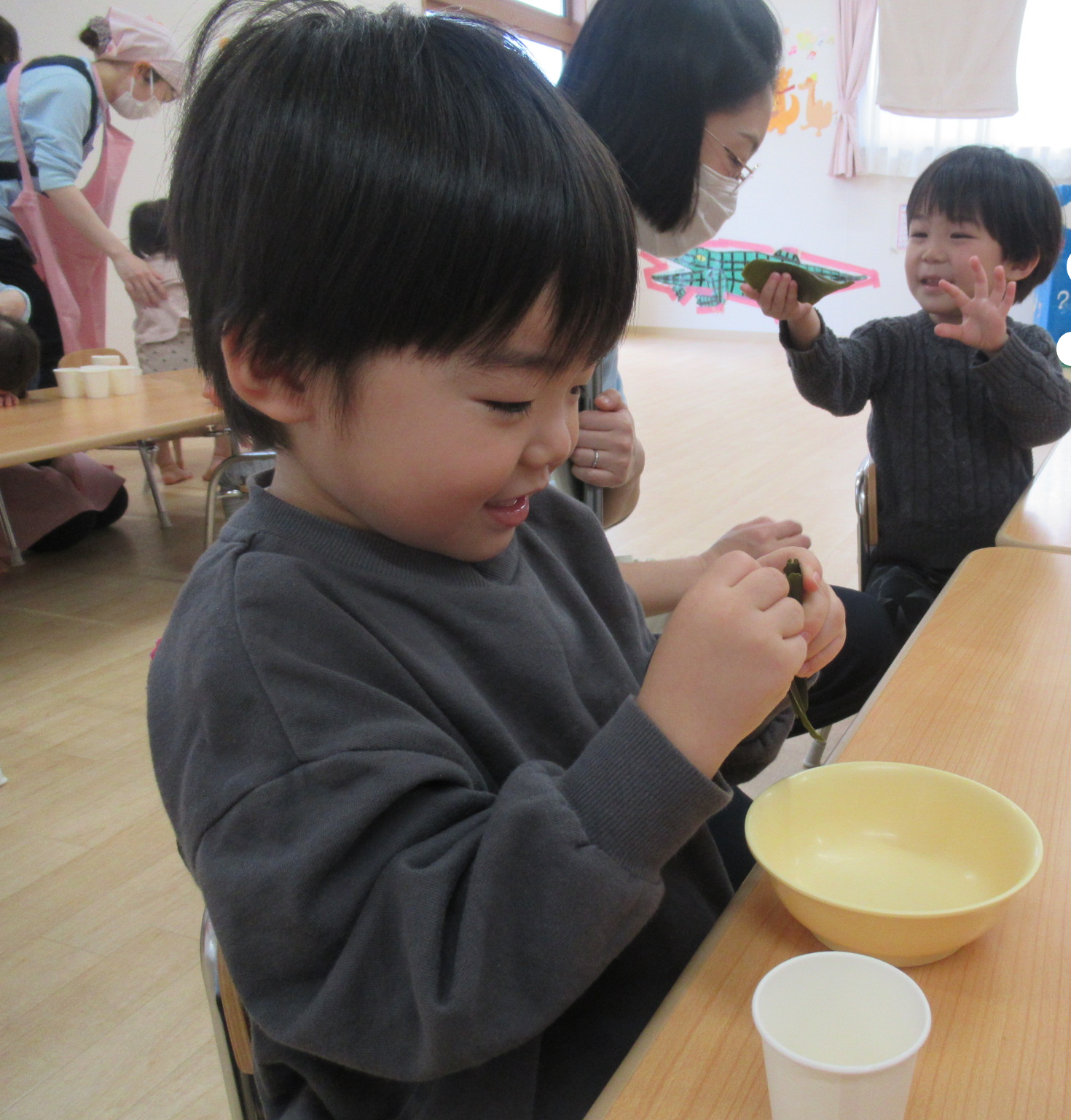 乾燥してる昆布を触っています。パキッと割れたね。