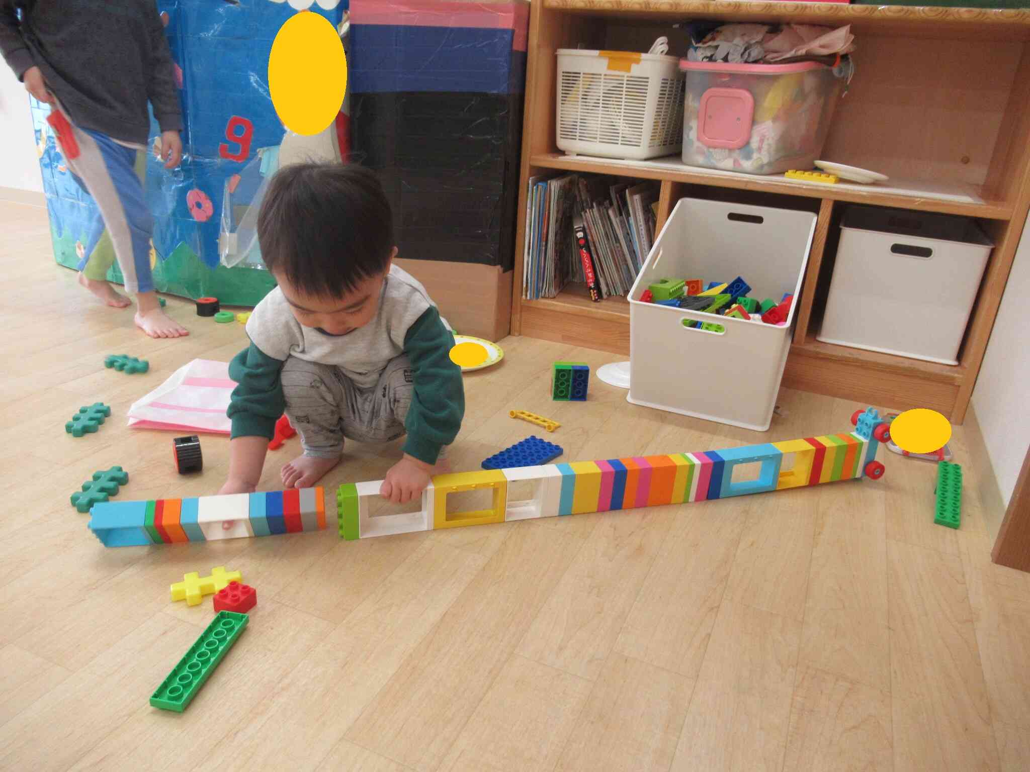 重ねることができなくて、寝せてくっつけたよ。遊びの工夫も成長がみられています。