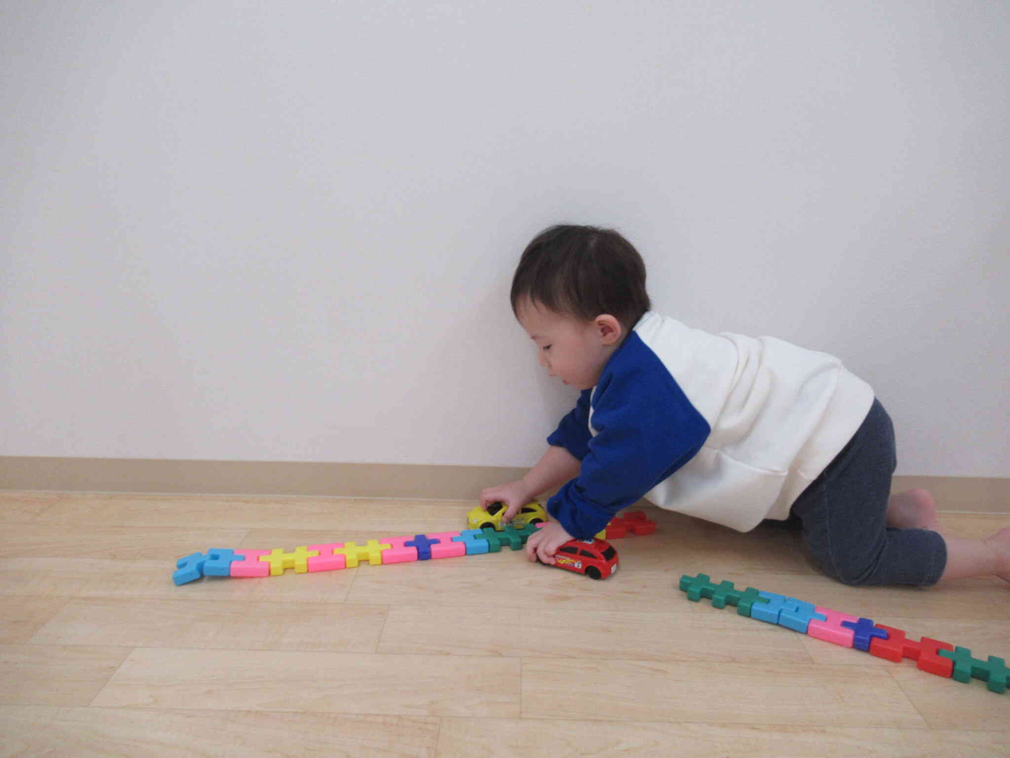 車遊びに夢中です。