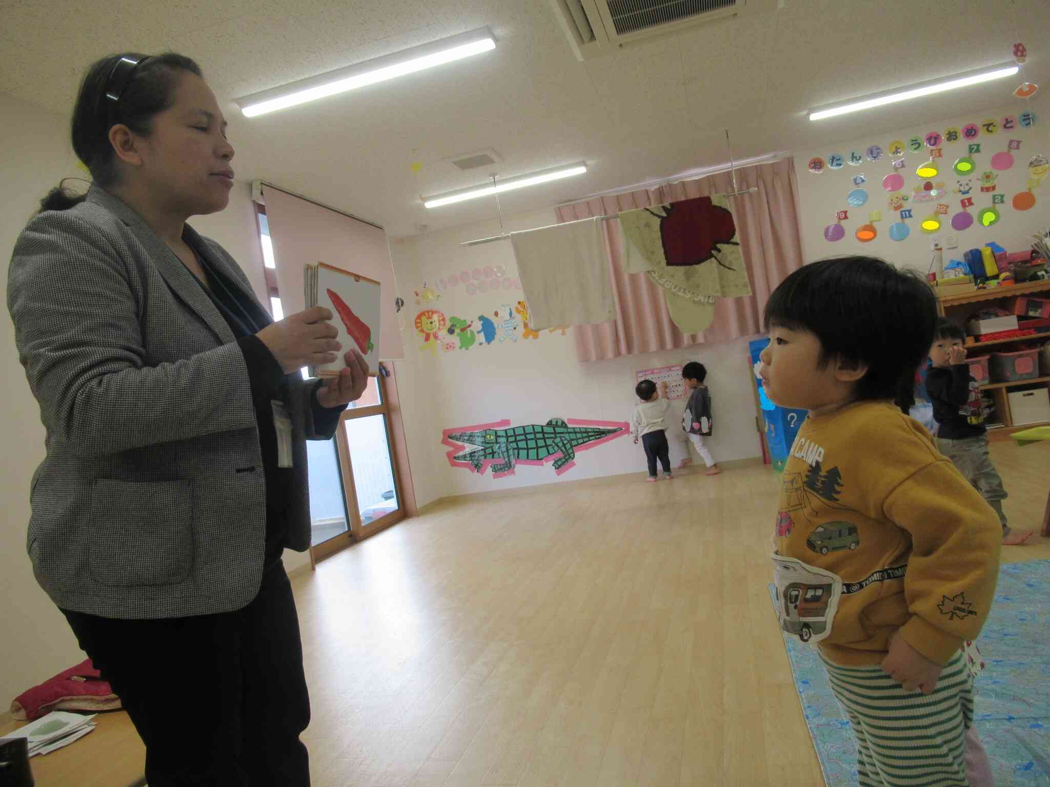 とっても興味があり、真剣に聞いています