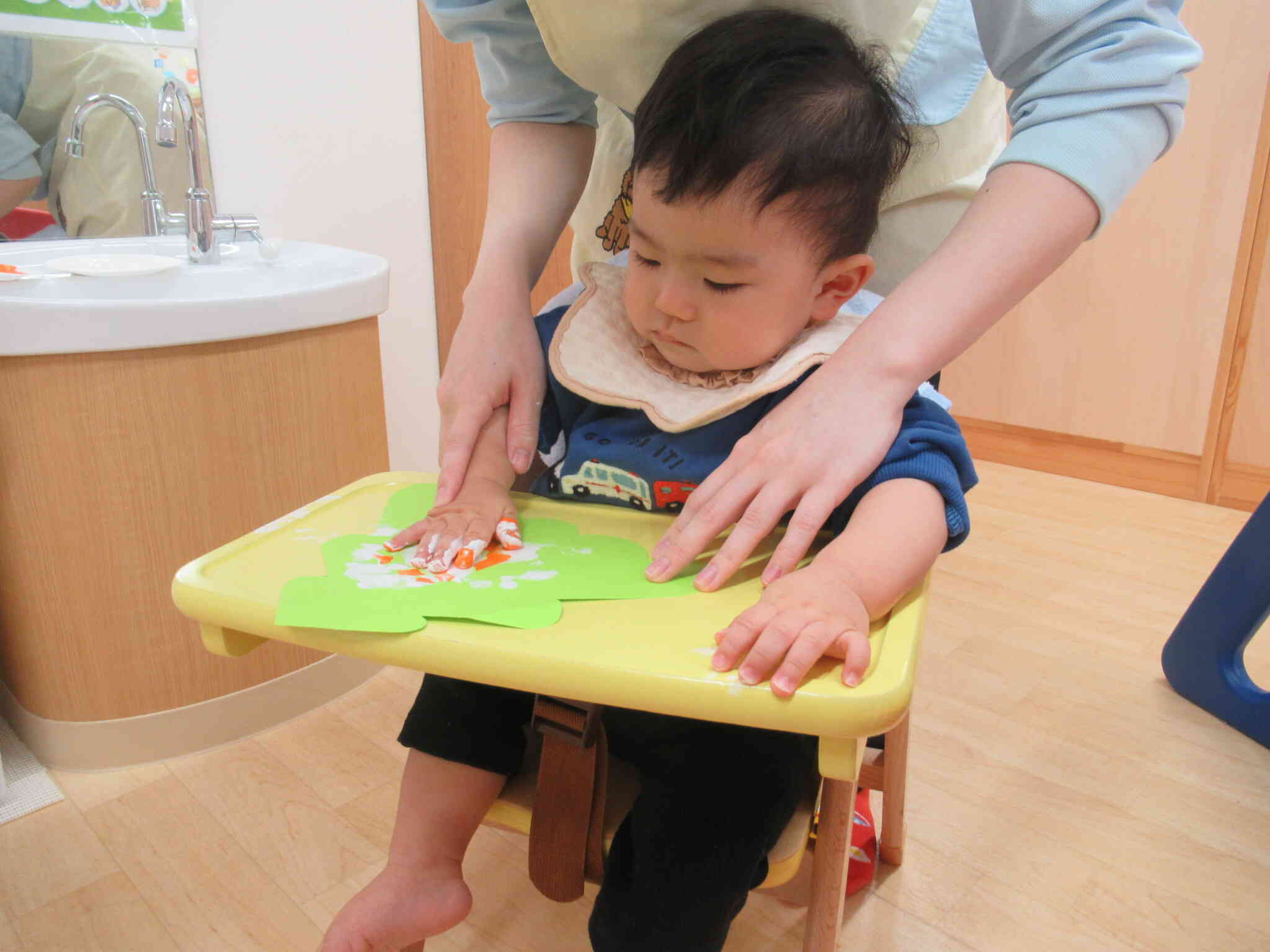 真剣な表情で手元を見つめています。