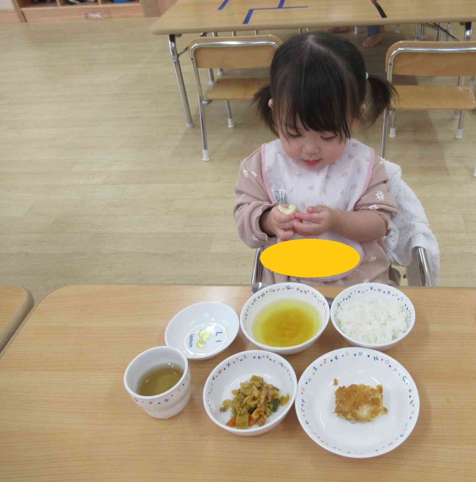 大好きなバナナを落とさないようにしっかり持って食べています。