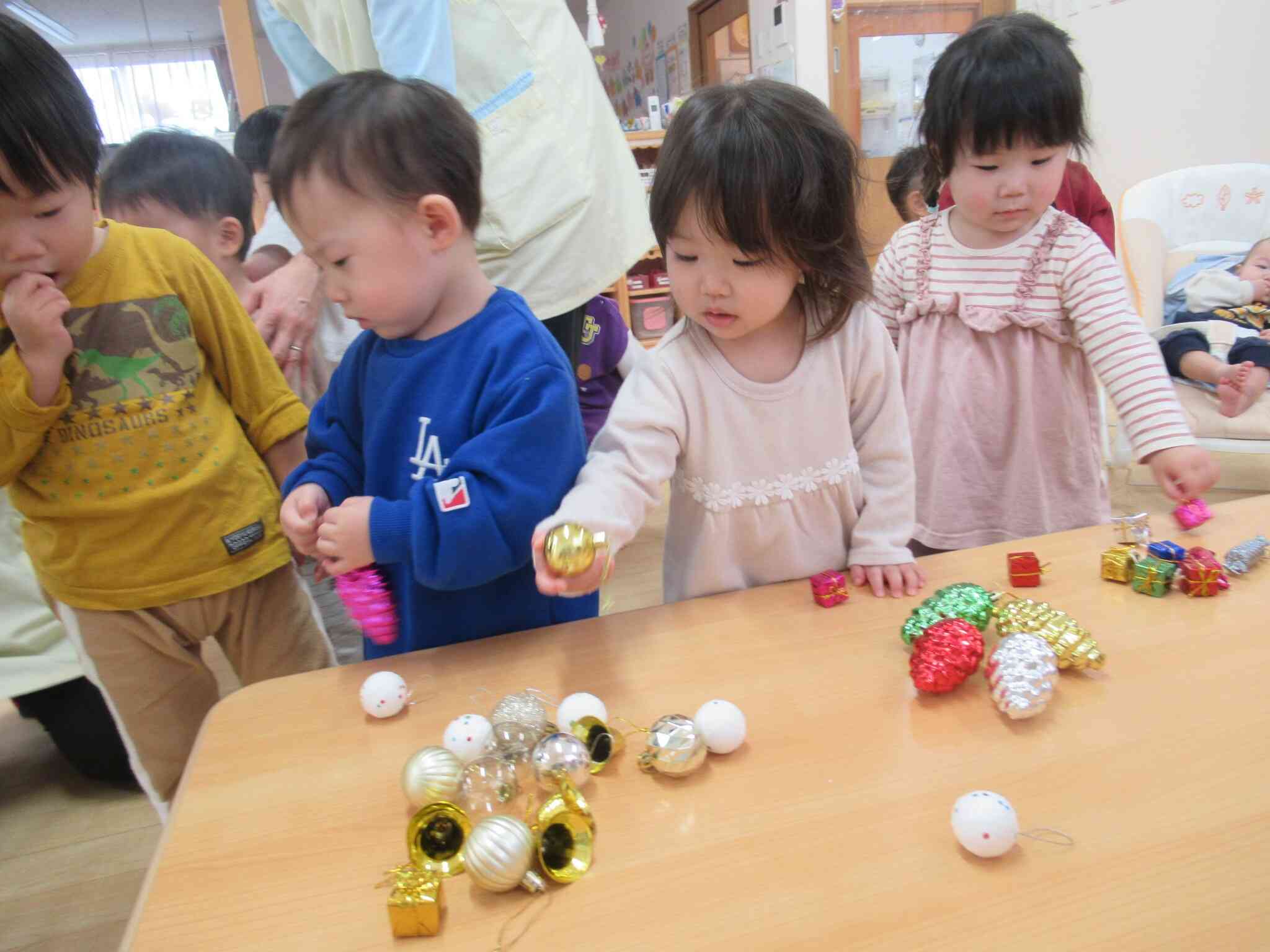 クリスマスツリーの飾り付けをしました