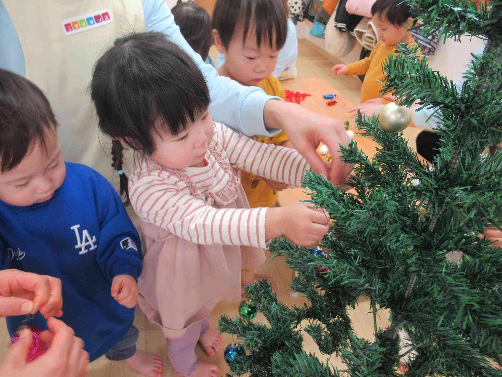 「そーっと、優しく…」約束を守って楽しんでいます。