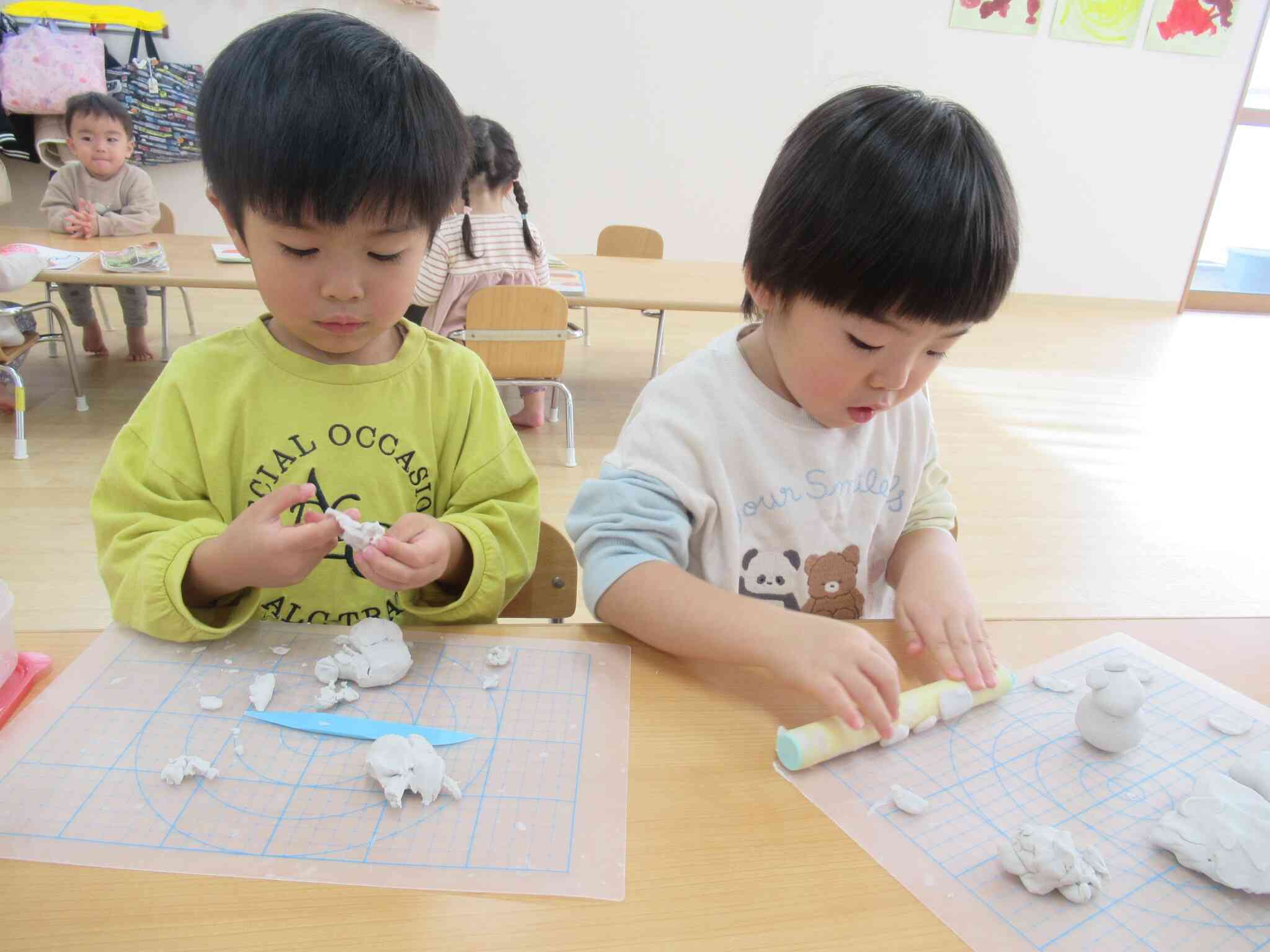 粘土遊びに夢中です