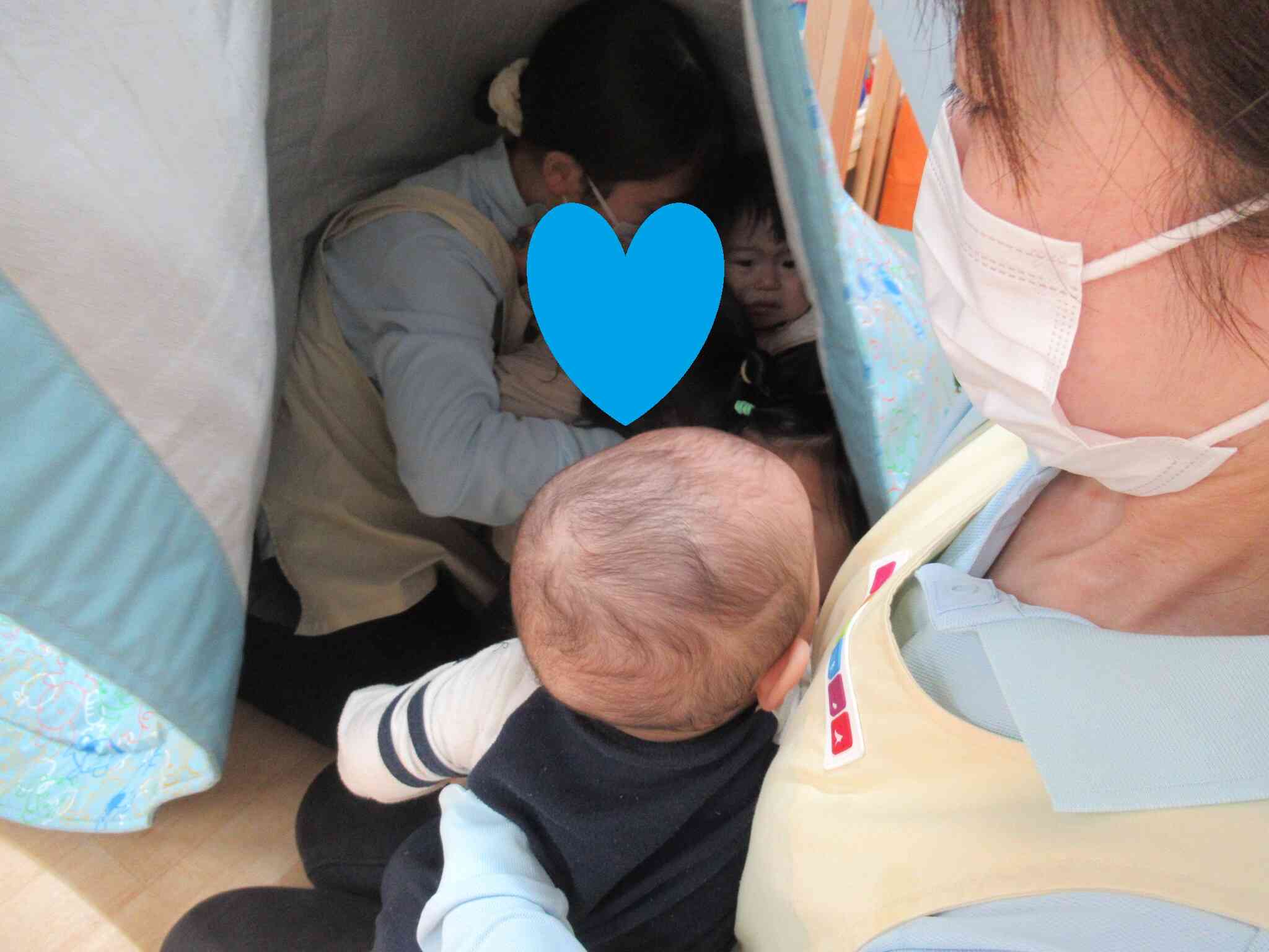 シートの下に入り身を守りました