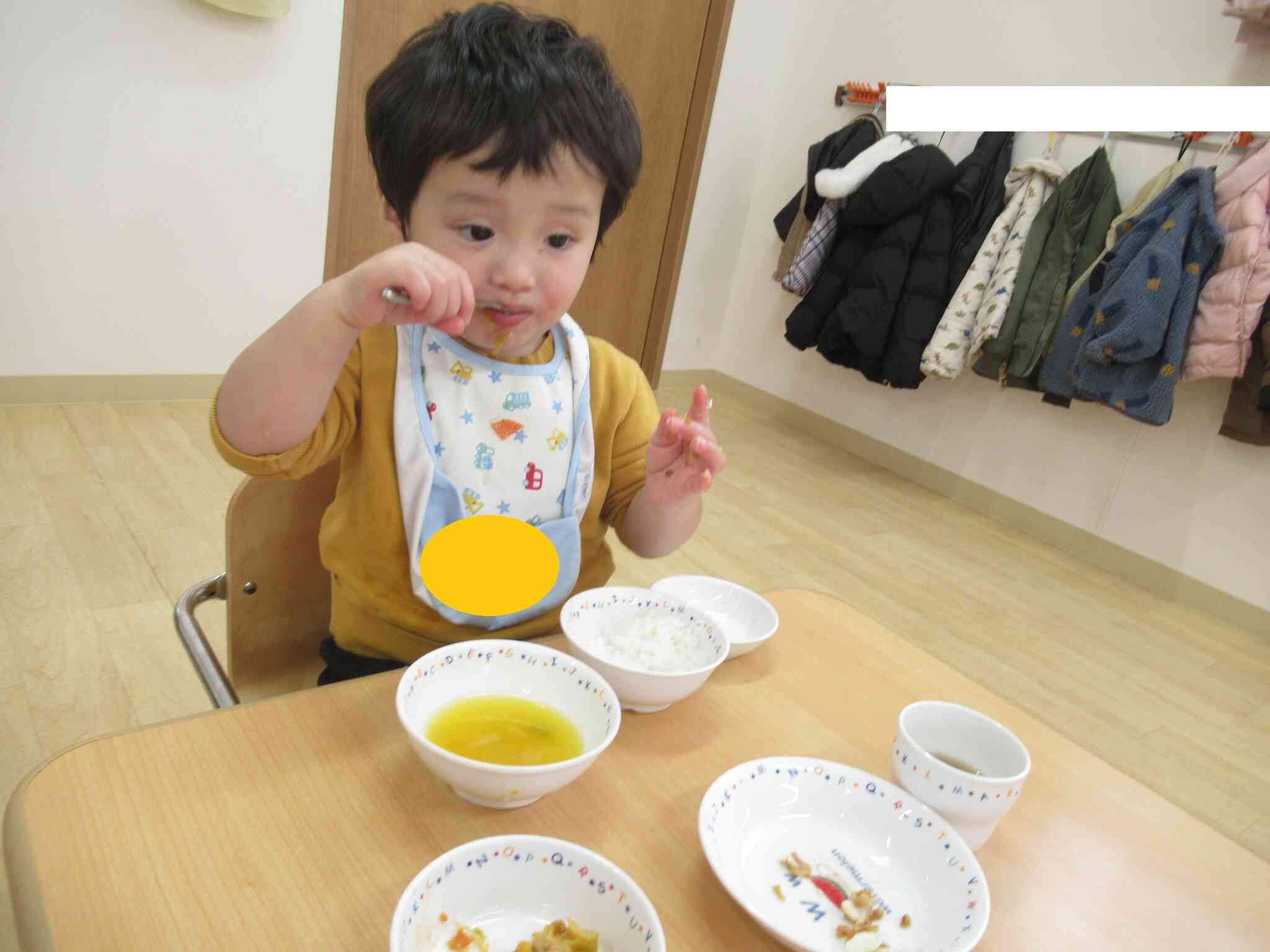 スプーンも上手に使えるようなってきました。