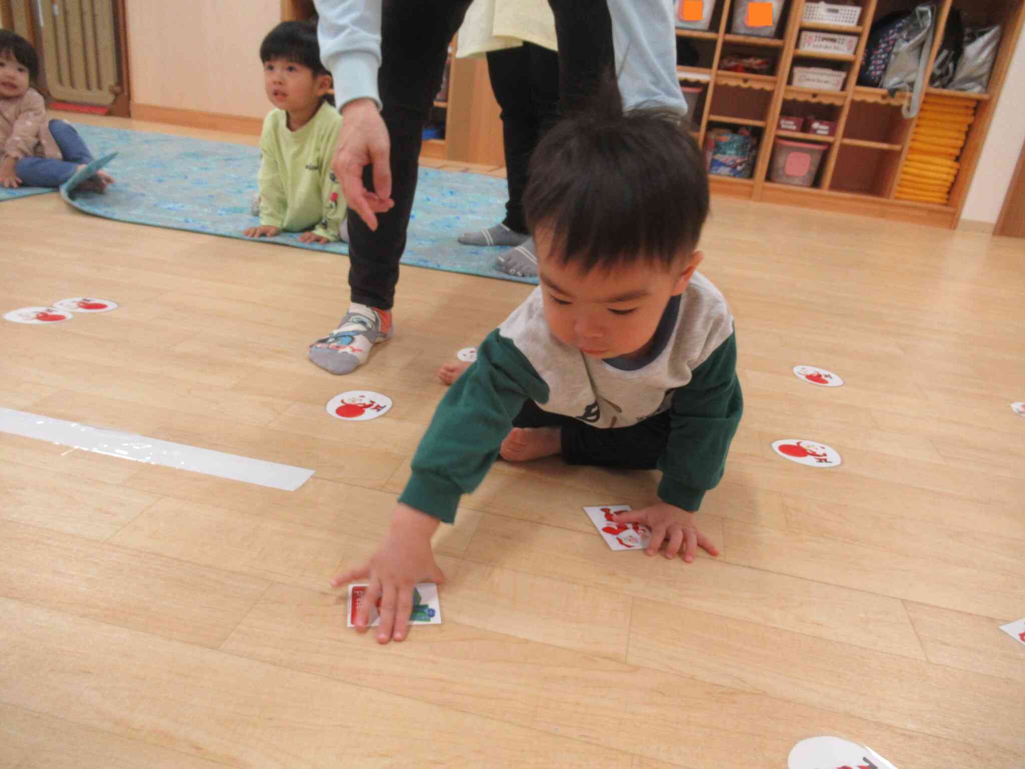 クリスマスにちなんだカードを使ってゲームをしました