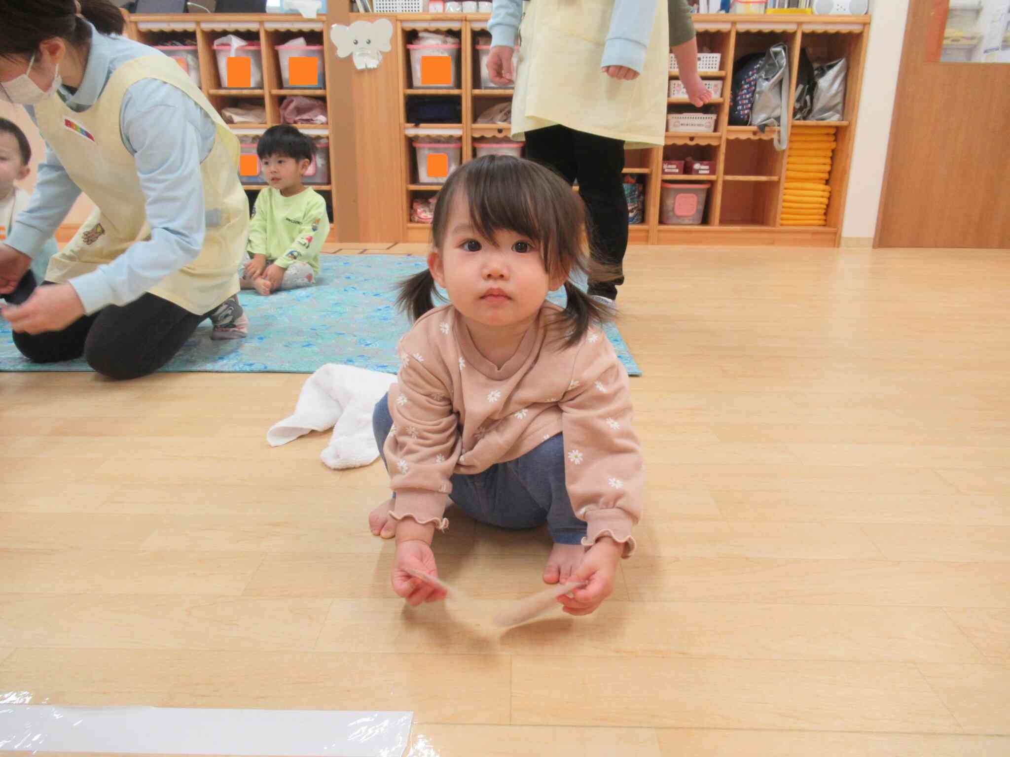 カードを両手に持って大満足のお友達