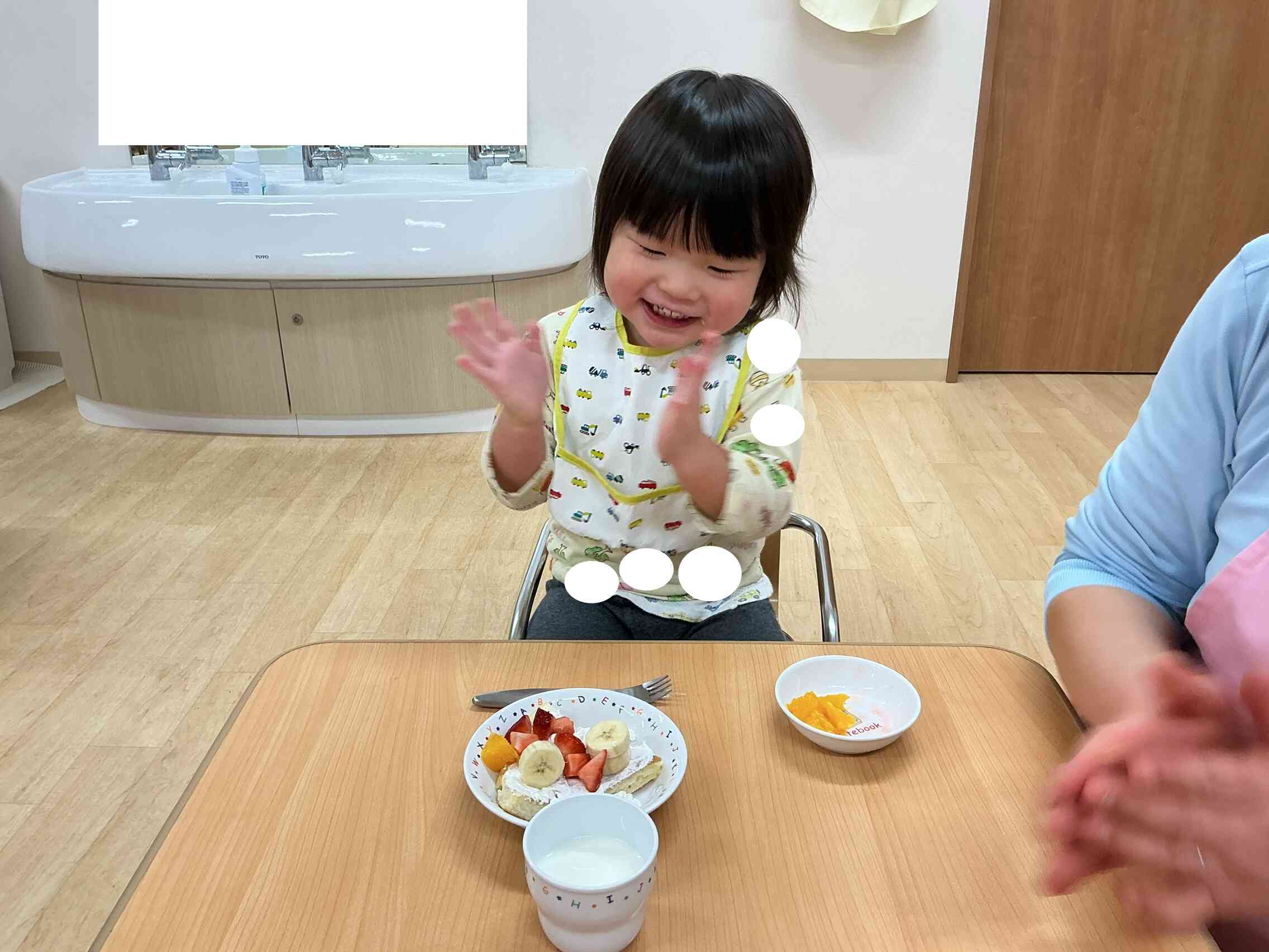 僕のケーキ、完成!拍手して喜んでいました。