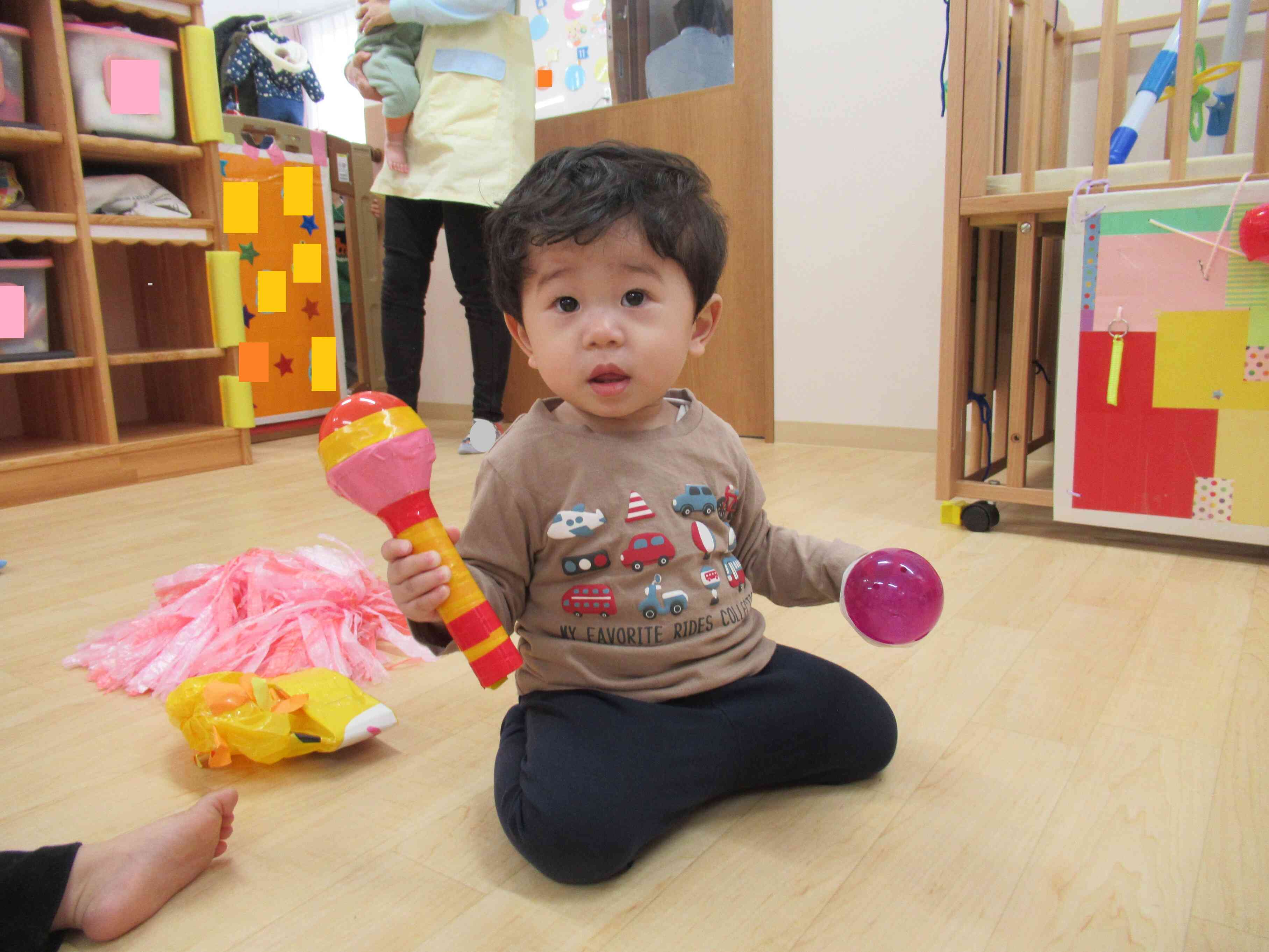 マラカスでノリノリです