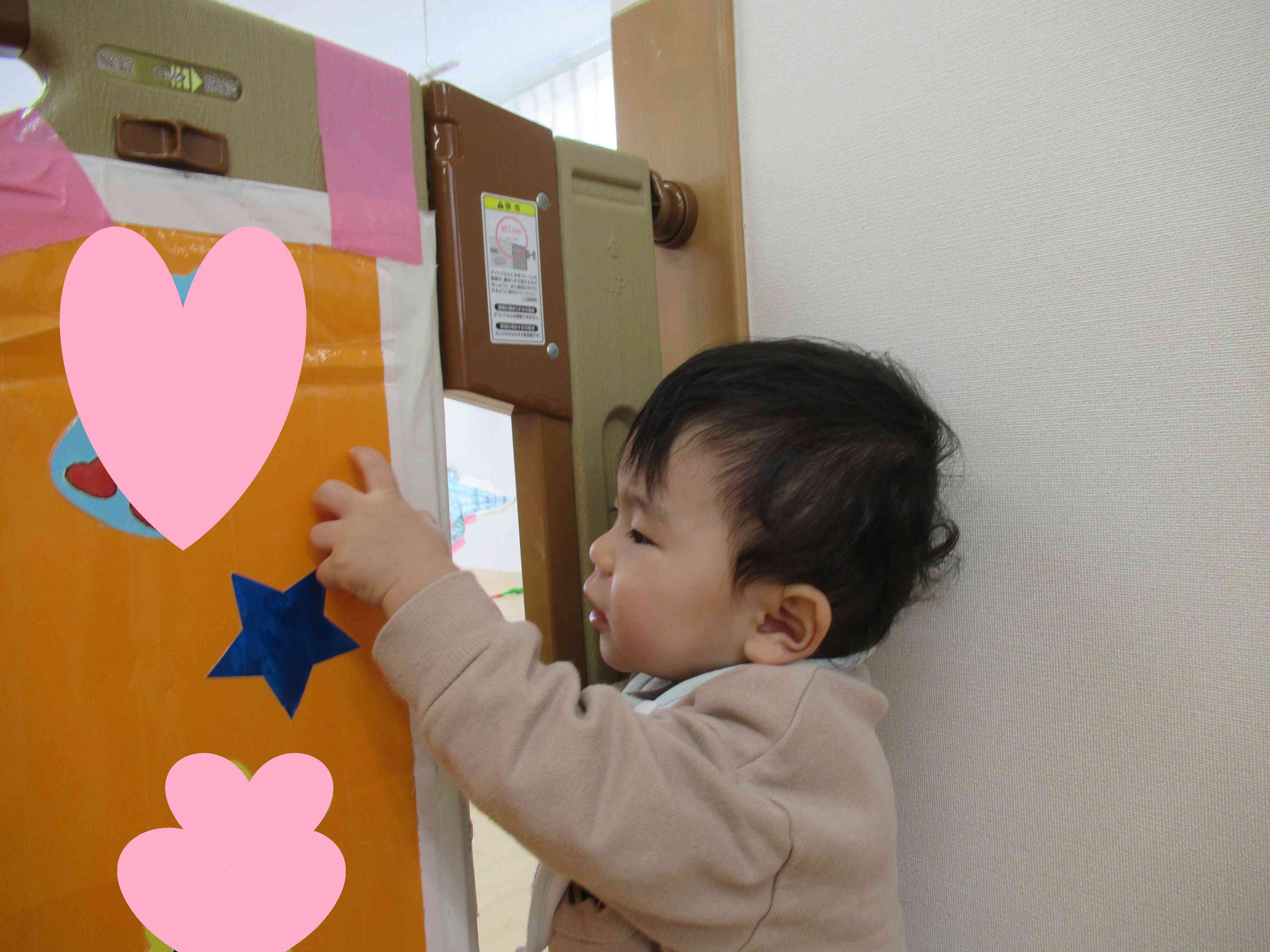 扉の隙間から…