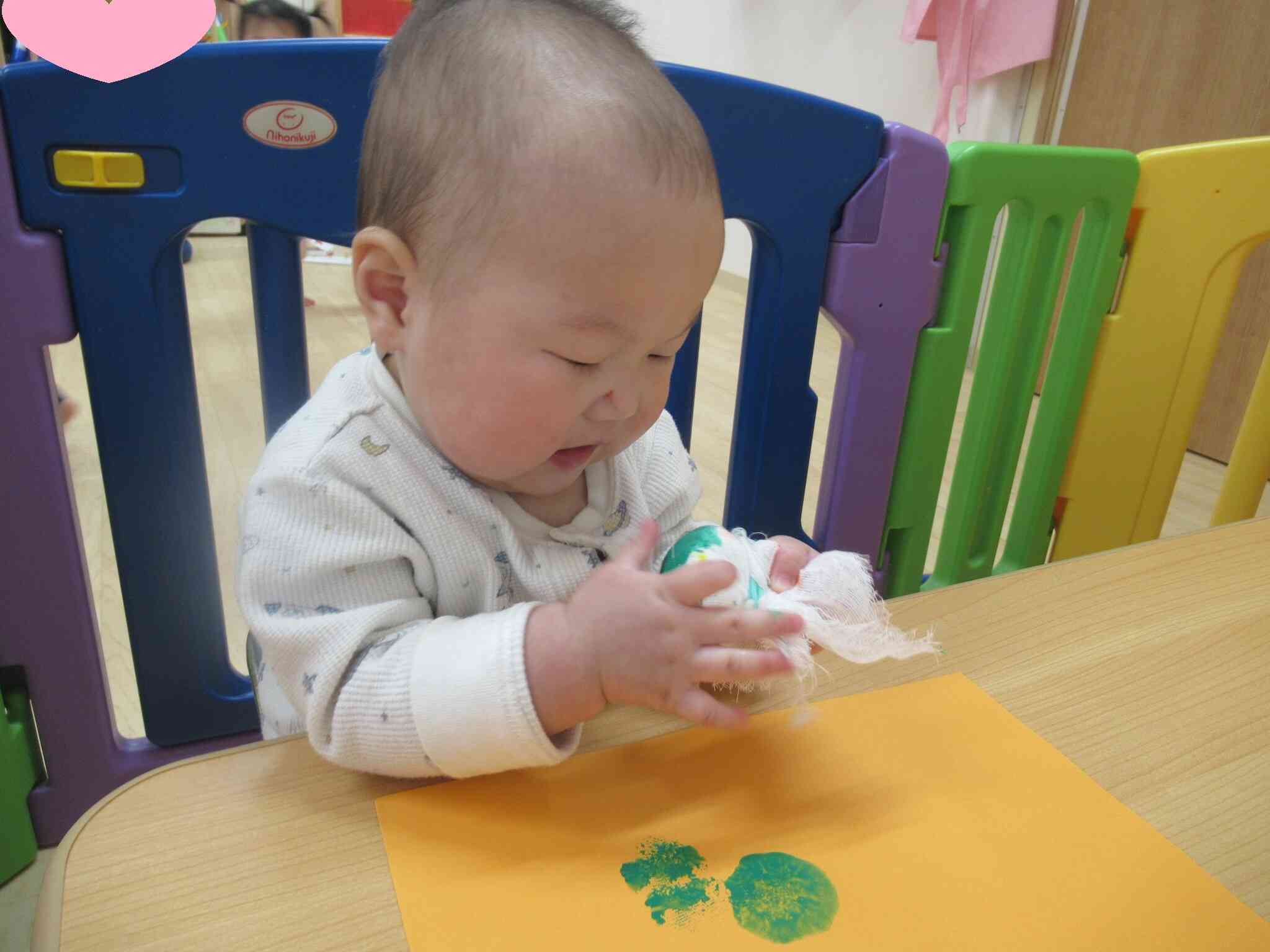 タンポを使って絵の具スタンプをしました！