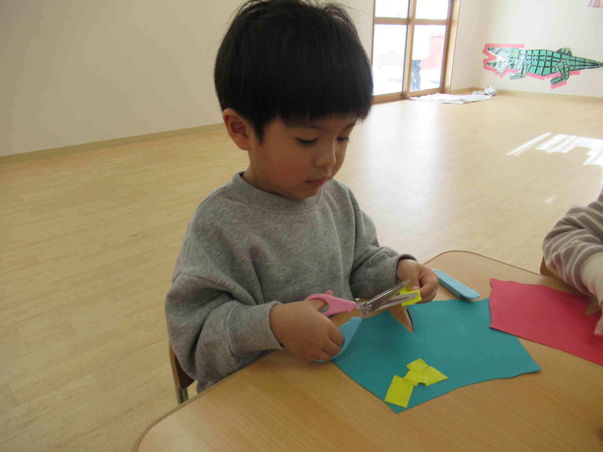 はさみに挑戦～2歳児うさぎ組～