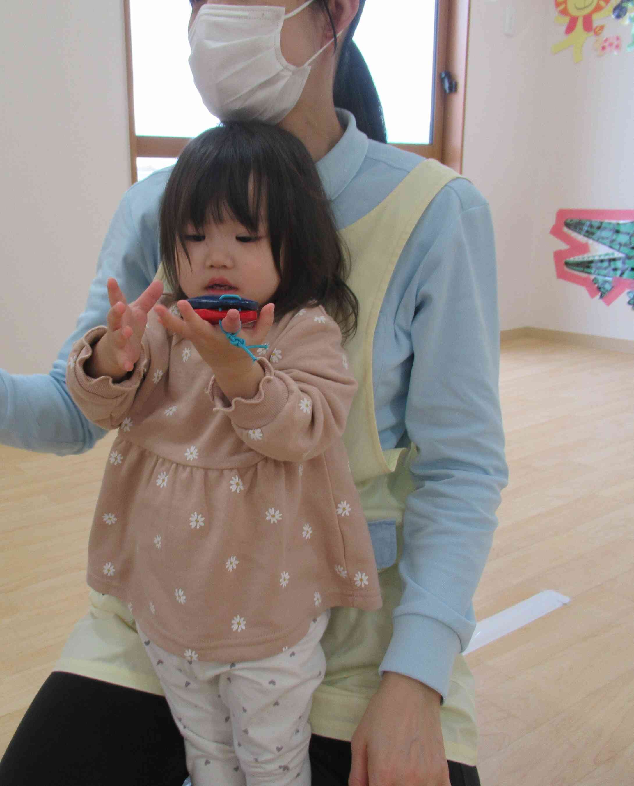 カスタネット鳴らしてみようかな?のぞき込んでいる表情可愛いです。