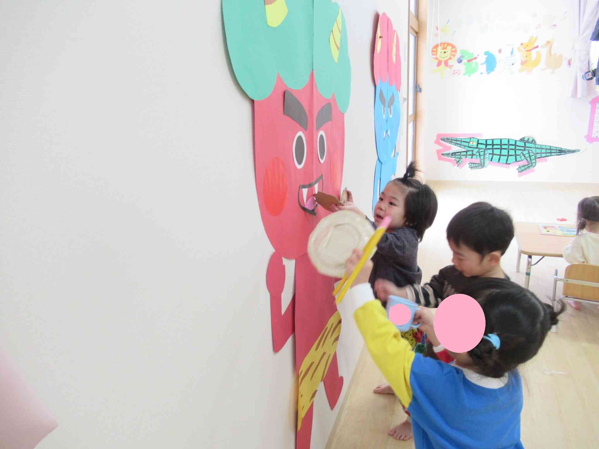 「鬼さんごはんたべて～。」すっかり仲良くなりました。