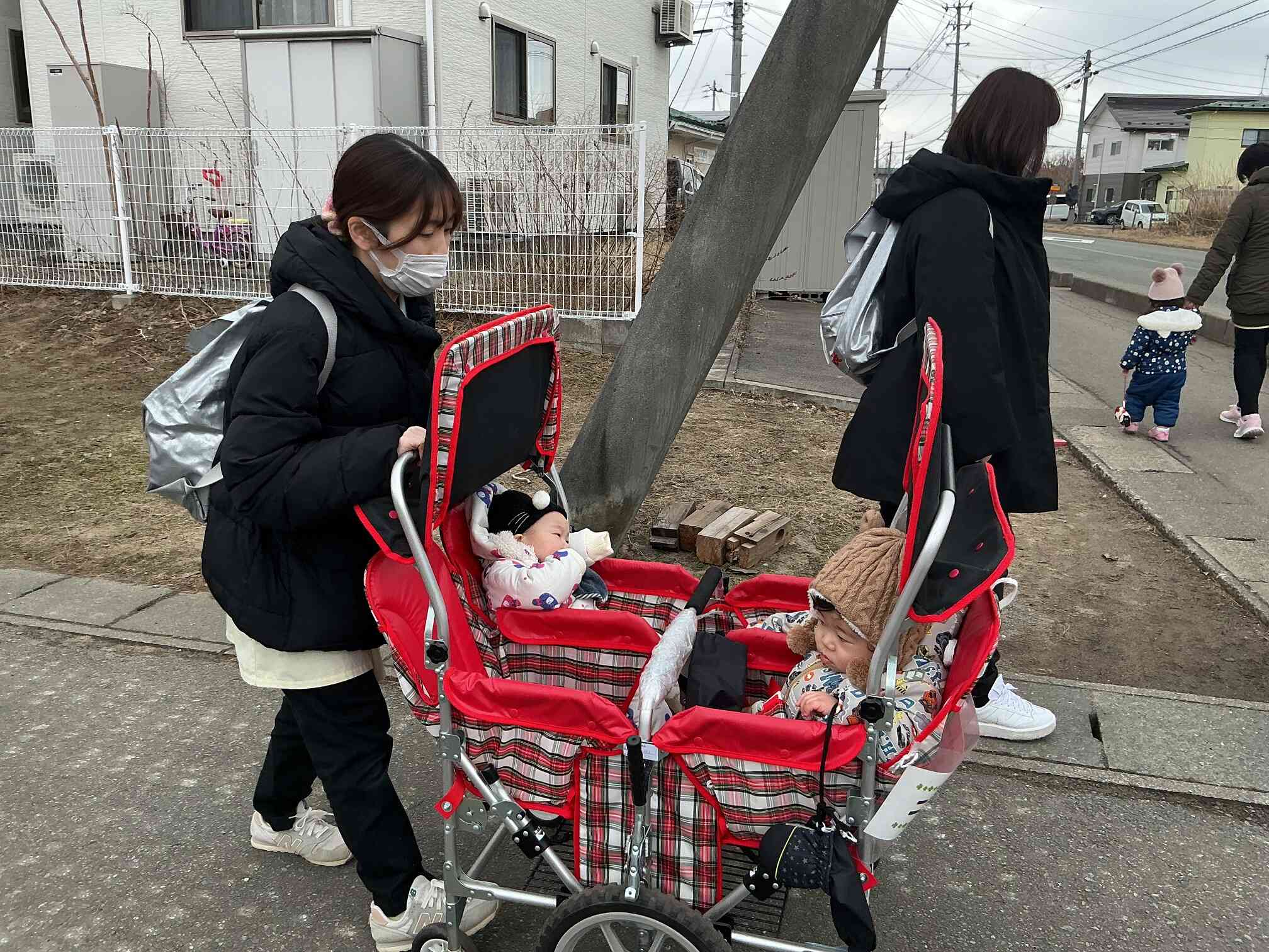 ひよこ組（0歳児）はバギーに乗って避難しています。