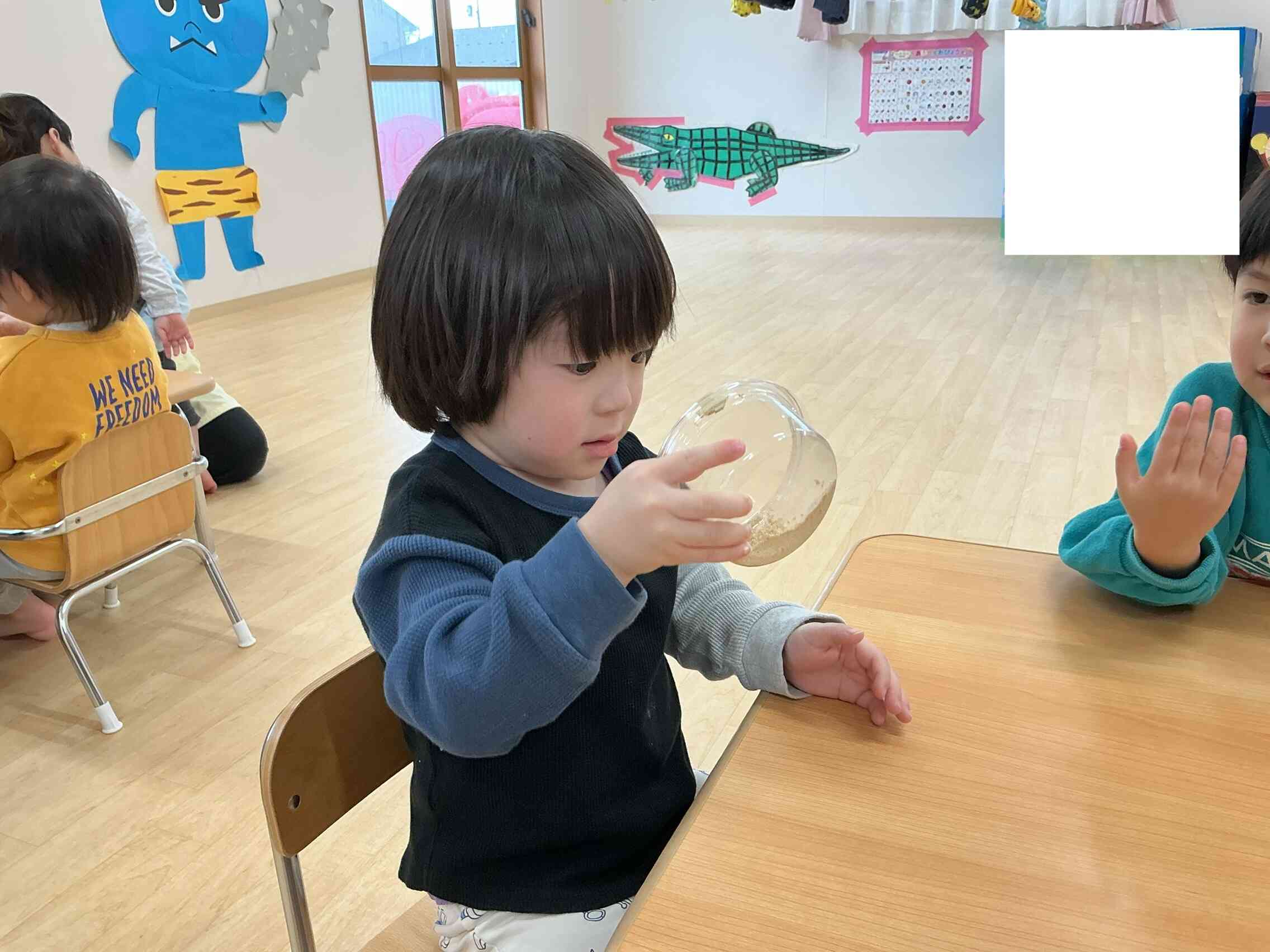 振った時の音の違いにも注目していました。