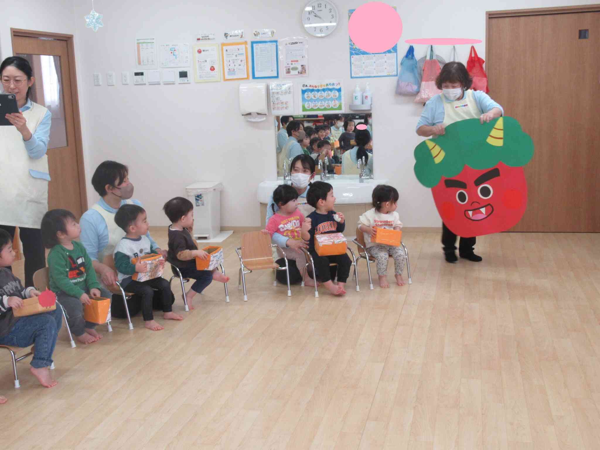 「あっ、きた！」大きな鬼がやってきてみんなドキドキワクワクです。