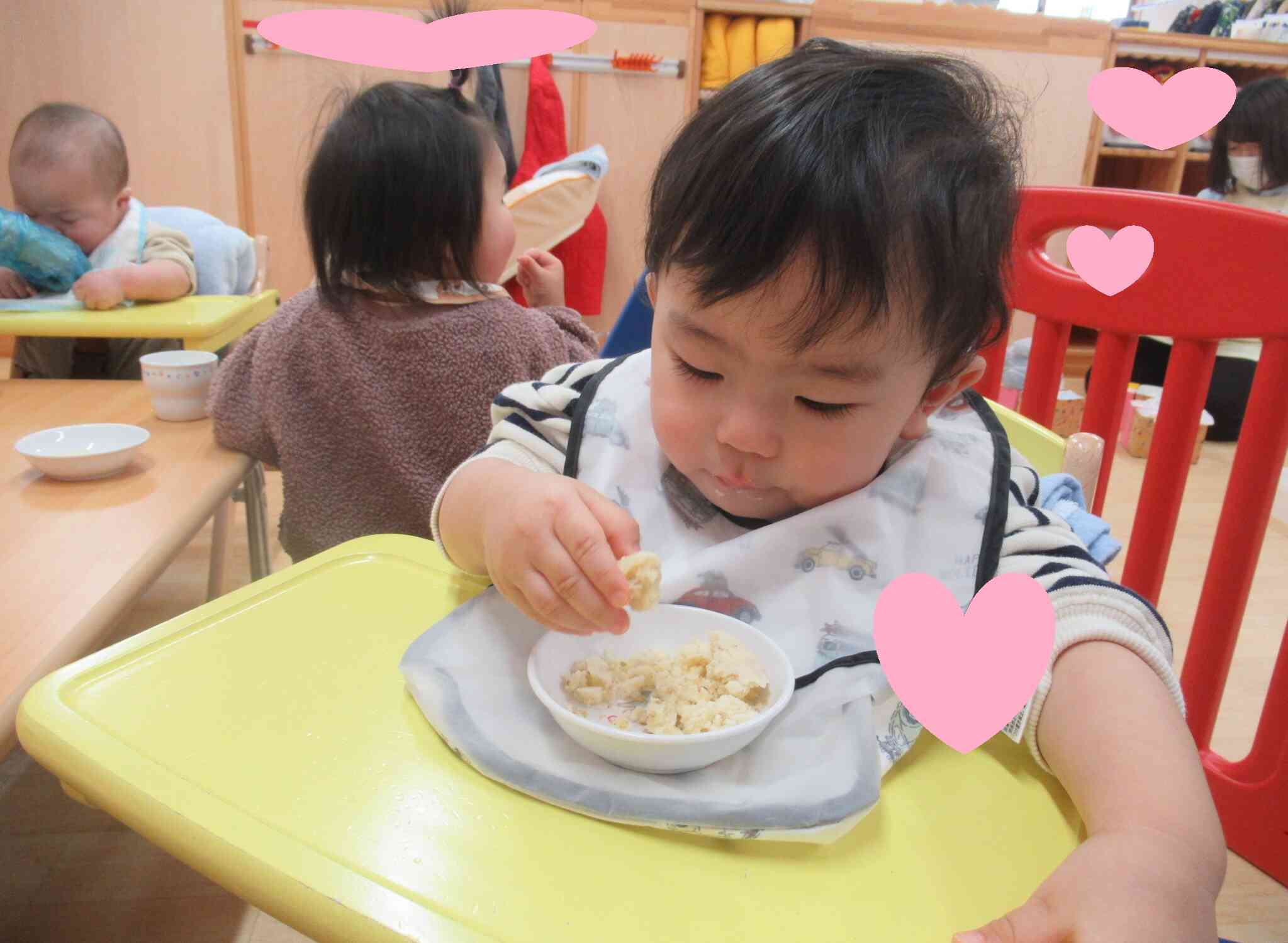 おやつをじっくり観察中…