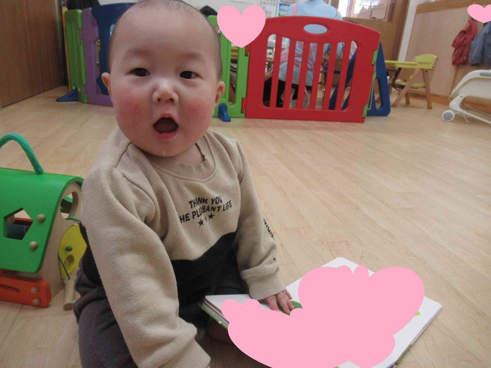 絵本が大好きで、よく本棚から絵本を引っ張り出しているんですよ～。