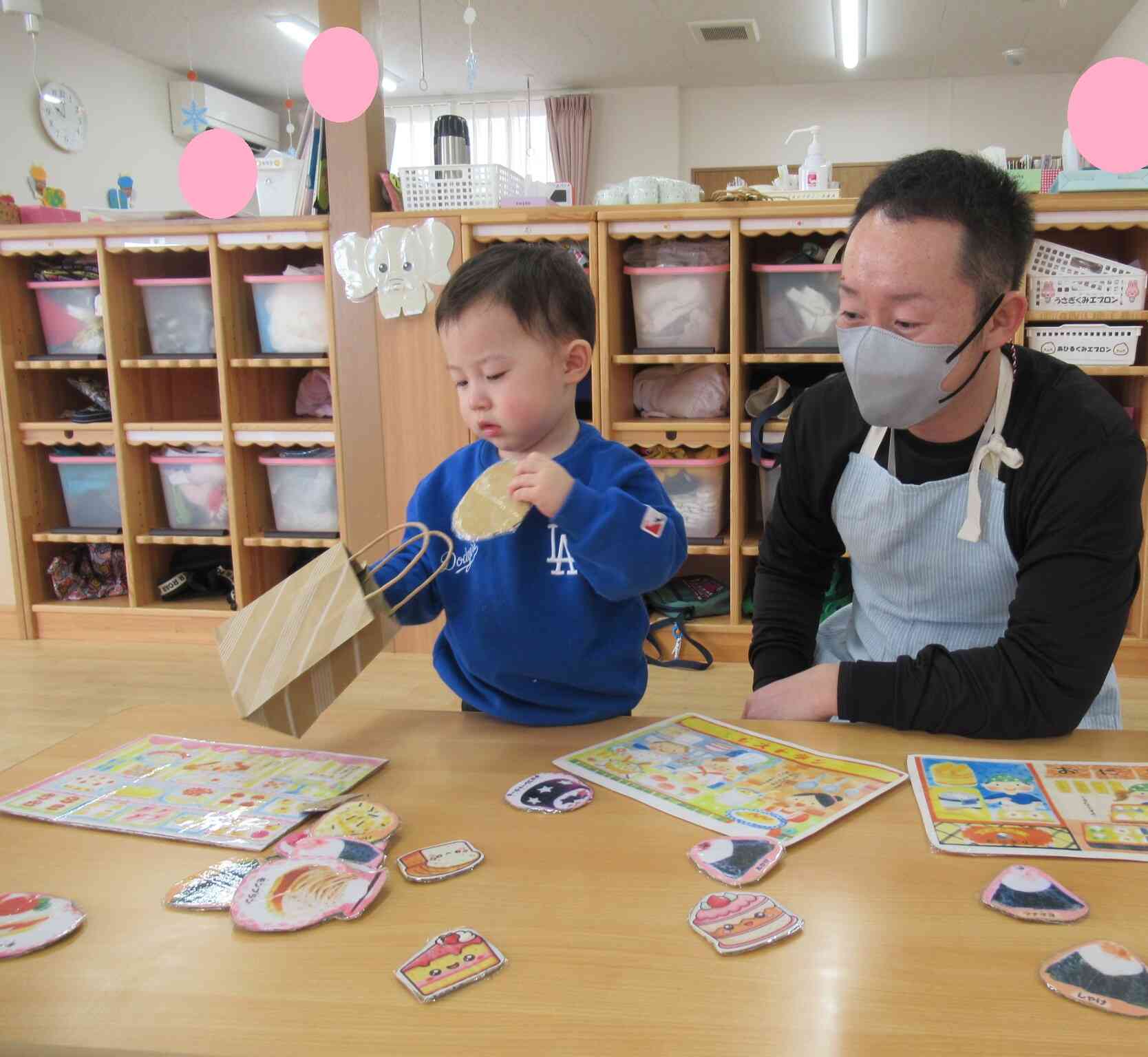 お買い物ごっこを一緒に楽しみました。