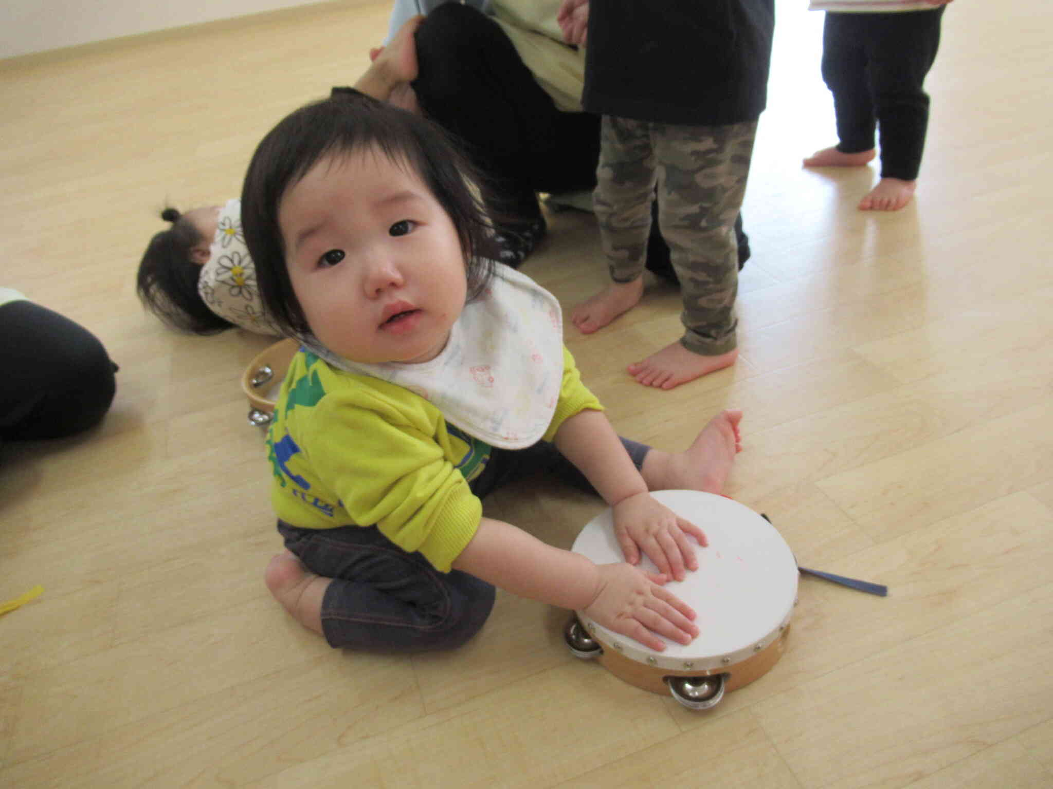 初めての楽器遊びを楽しみました。