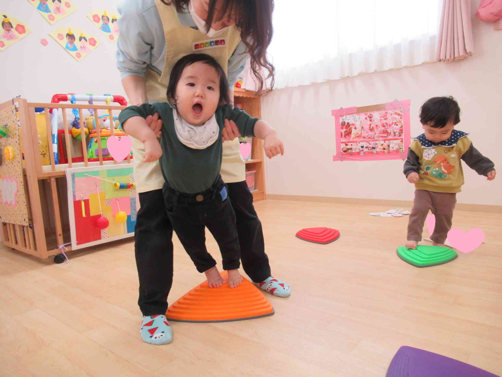 お部屋でのびのび過ごしています！～ひよこ組０歳児～